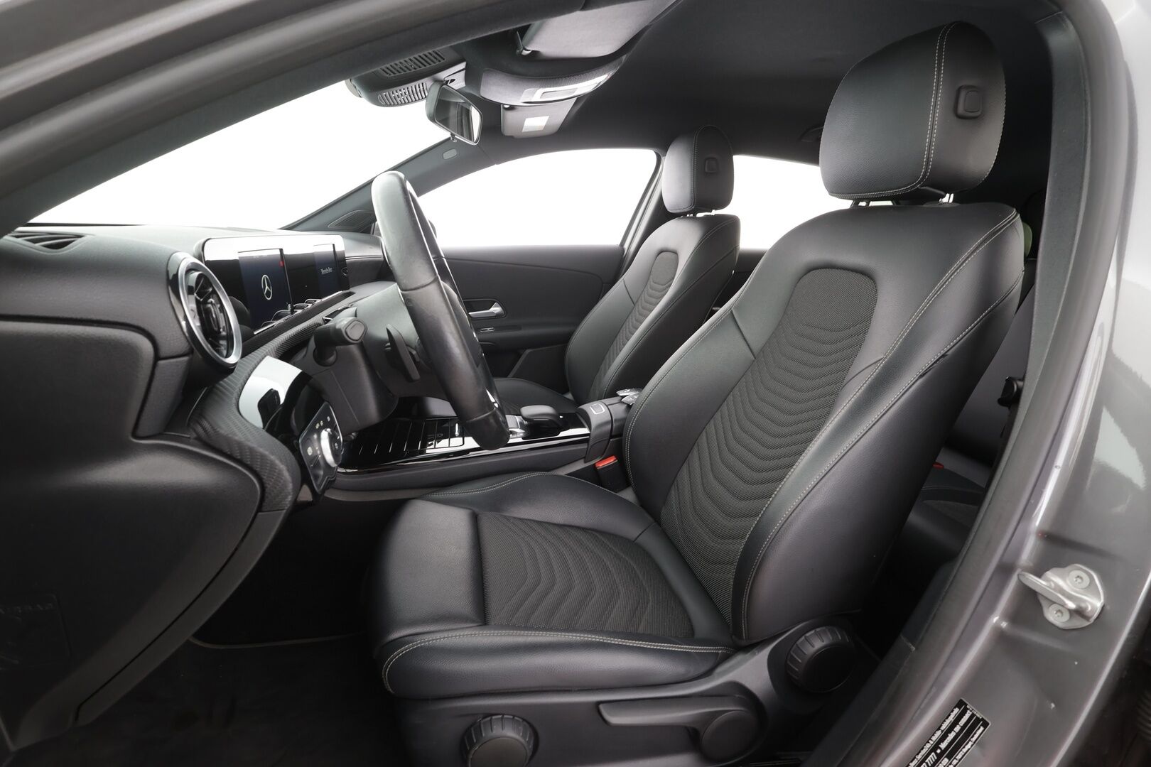 Mercedes-Benz A 2021 180 A Business Style - | Kaistavahti | P.Kamera | Lohko+Sisä | Puolinahat | Navi | LED | Digimittari | Vakkari |Suomi-auto | Kahdet renkaat aluvanteilla | Merkkihuollettu |