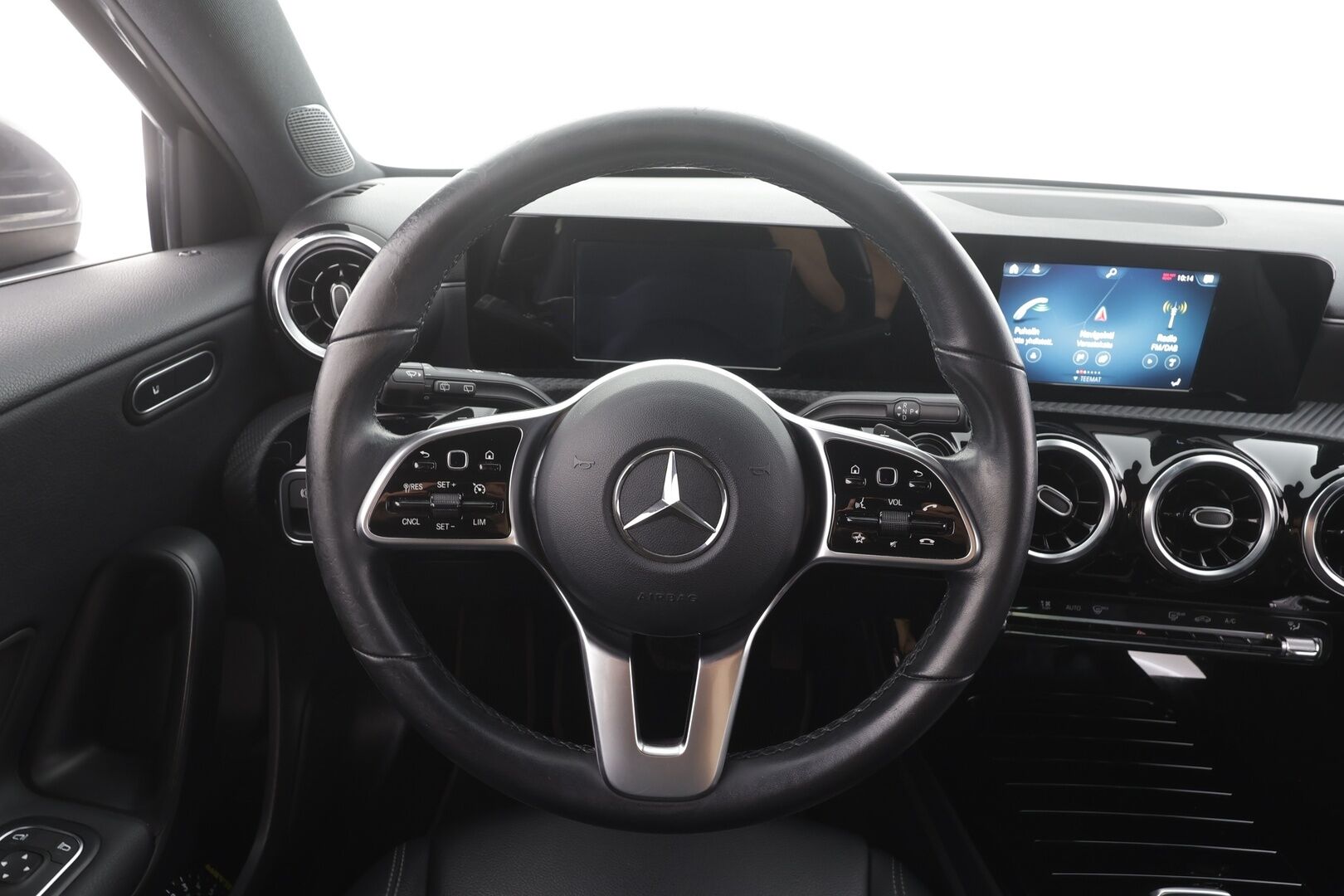 Mercedes-Benz A 2021 180 A Business Style - | Kaistavahti | P.Kamera | Lohko+Sisä | Puolinahat | Navi | LED | Digimittari | Vakkari |Suomi-auto | Kahdet renkaat aluvanteilla | Merkkihuollettu |