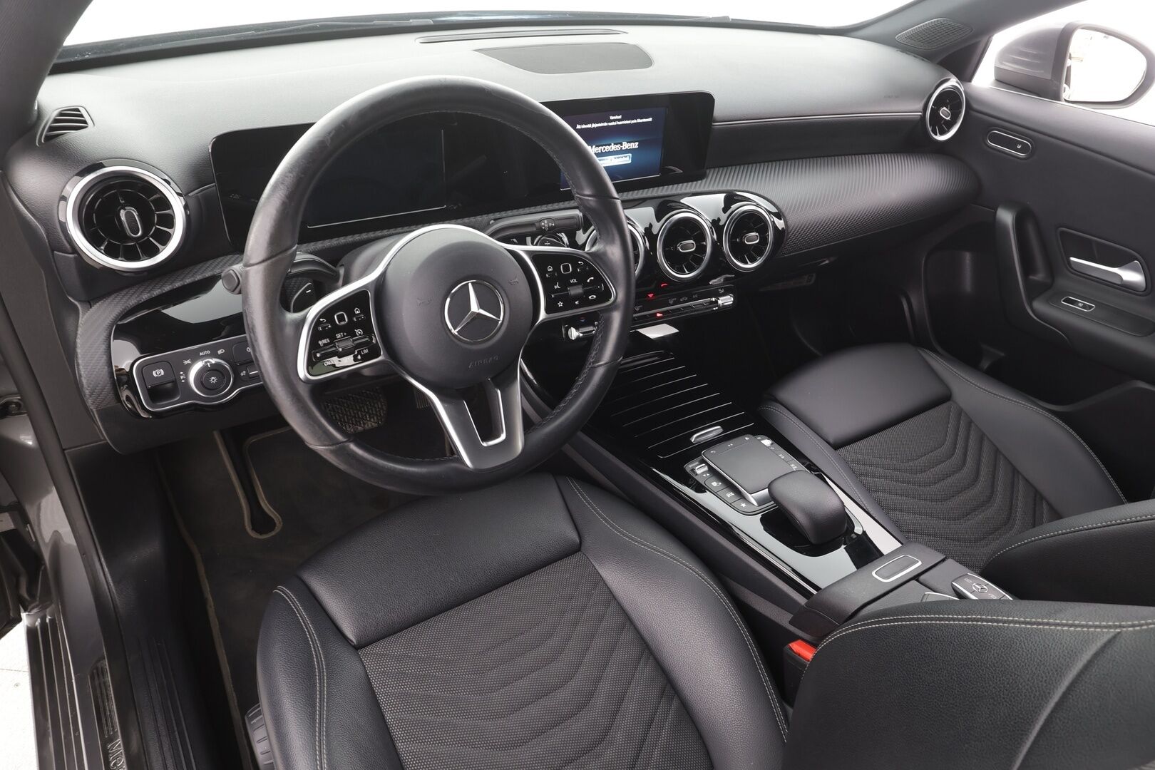 Mercedes-Benz A 2021 180 A Business Style - | Kaistavahti | P.Kamera | Lohko+Sisä | Puolinahat | Navi | LED | Digimittari | Vakkari |Suomi-auto | Kahdet renkaat aluvanteilla | Merkkihuollettu |