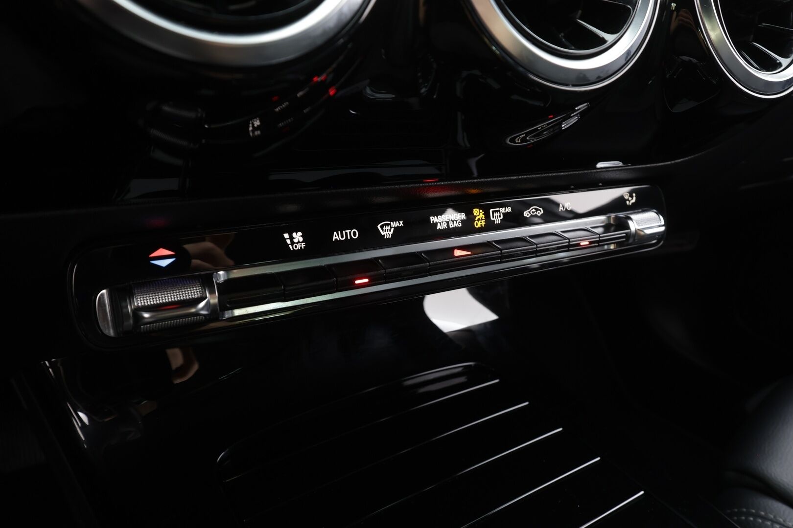 Mercedes-Benz A 2021 180 A Business Style - | Kaistavahti | P.Kamera | Lohko+Sisä | Puolinahat | Navi | LED | Digimittari | Vakkari |Suomi-auto | Kahdet renkaat aluvanteilla | Merkkihuollettu |