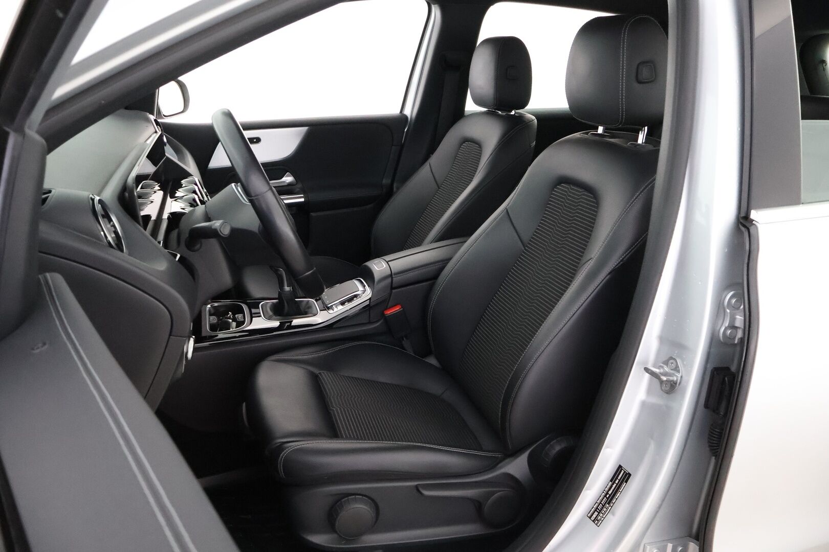 Mercedes-Benz B 2019 180 Progressive - Widescreen / Peruutuskamera / Vakkari / Puolinahkasisusta / LED High Performance / Comand Navi / Juuri tullut Tampereelle!