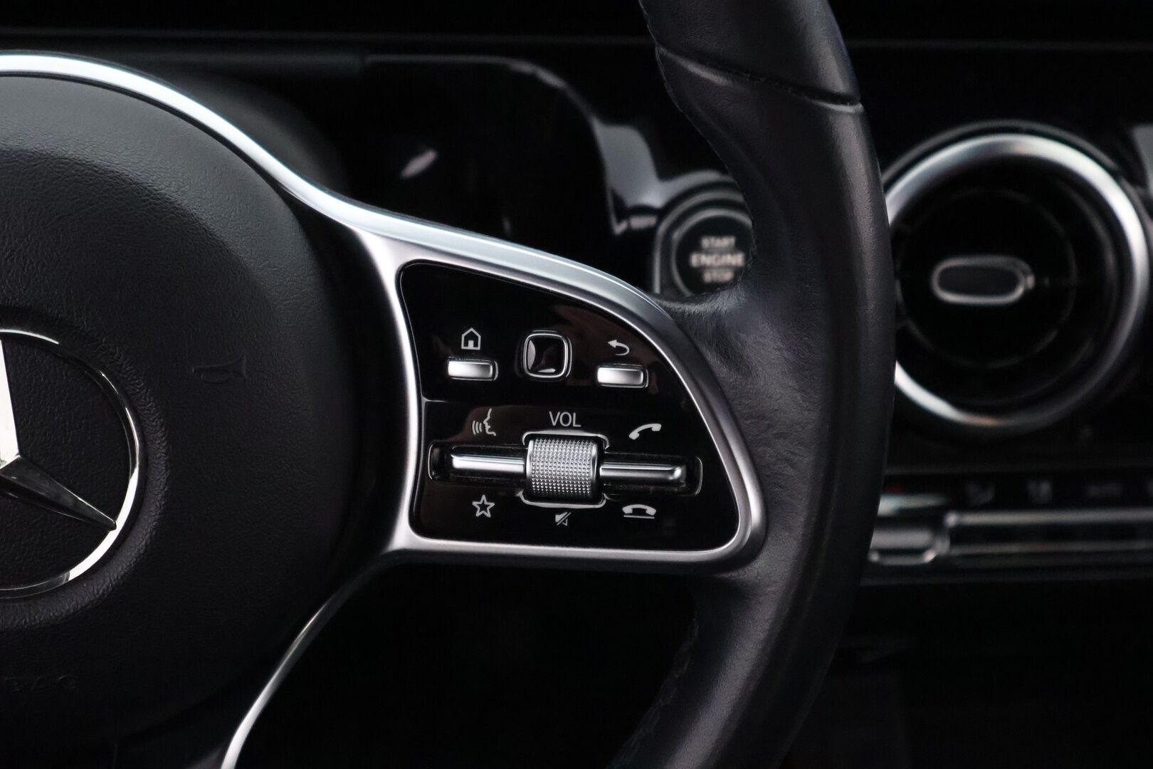 Mercedes-Benz B 2019 180 Progressive - Widescreen / Peruutuskamera / Vakkari / Puolinahkasisusta / LED High Performance / Comand Navi / Juuri tullut Tampereelle!