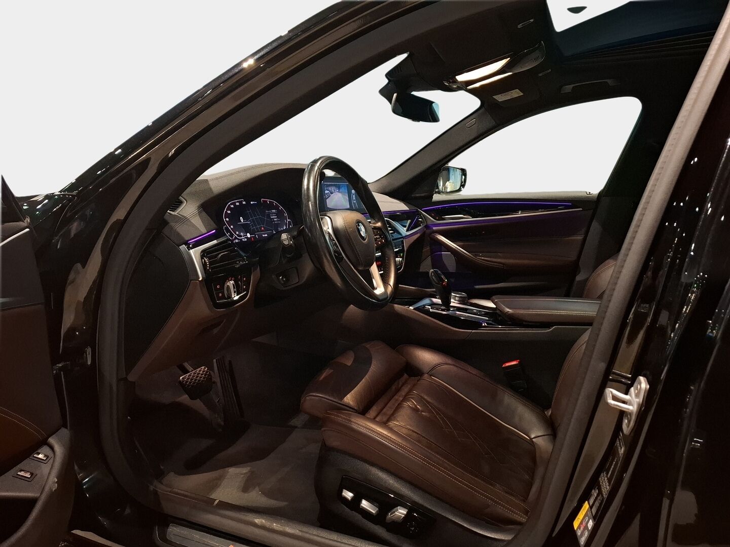 BMW 530 2020 G30 Sedan 530e A LuxuryLine / Huippuvarusteet! / Comfort penkit / BLIS / H/K / Kattoluukku / P. Kamera / Prof. Navi / - Ruskeat timanttinahat / Todella siisti / 2x renkaat&vanteet / Adapt. LED