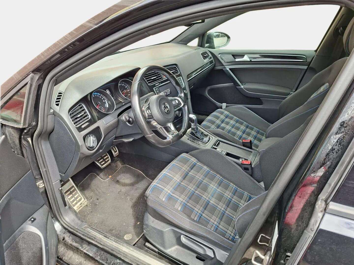 Volkswagen Golf 2015 GTE Plug-In Hybrid 150kw (204hv) DSG-automaatti | - YritysOutlet - Myydään vain yrityksille - | - Tämä auto myydään YritysOutlet -valikoimasta vain yritykselle!