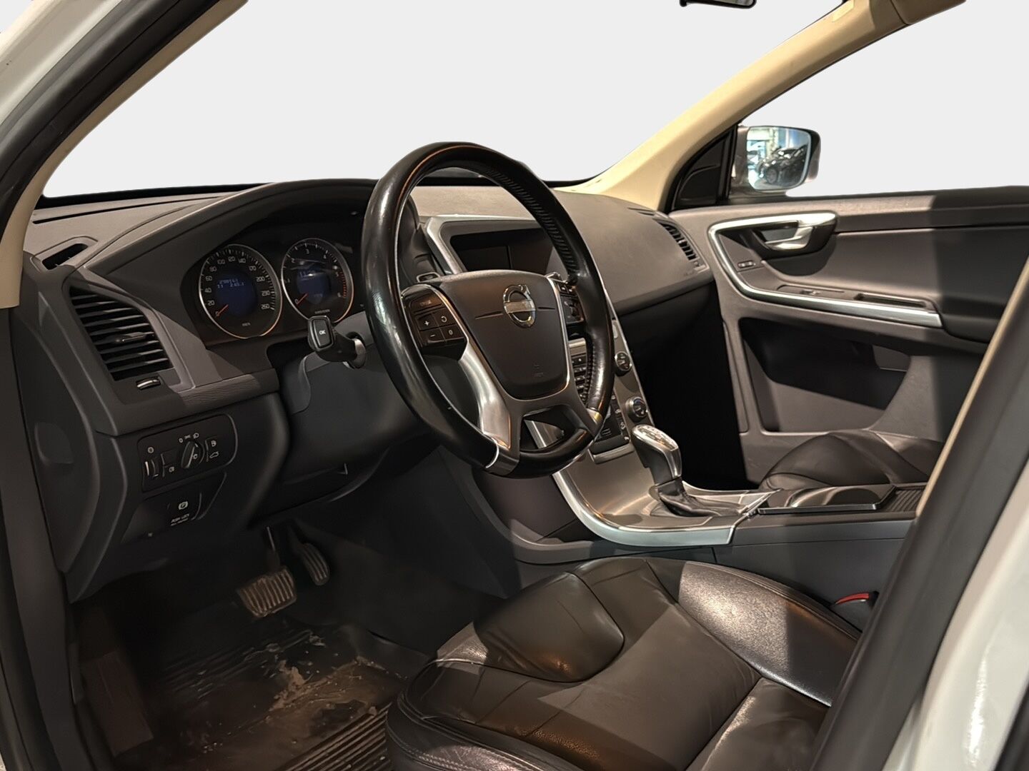 Volvo XC60 2012 D4 AWD Momentum aut *Webasto / Vetokoukku / Nahkaverhoilu / Vakionopeudensäädin* - *Kahdet hyvät renkaat volvon omilla aluvanteilla! / Rekisteröity pakettiautoksi, takapenkit olemassa ja siistikuntoiset!*