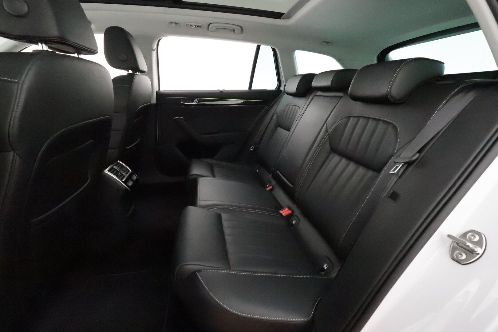 Skoda Superb 2021 Combi 1,4TSI PHEV L&K iV DSG **Webasto / Canton / Panorama / ACC / Matrix-LED / 360° / Ilmastoitu&Hierova Muistipenkki** - 1-om Suomi-auto / 2x Latauskaapelit / Kahdet Renkaat / Merkkihuollettu!