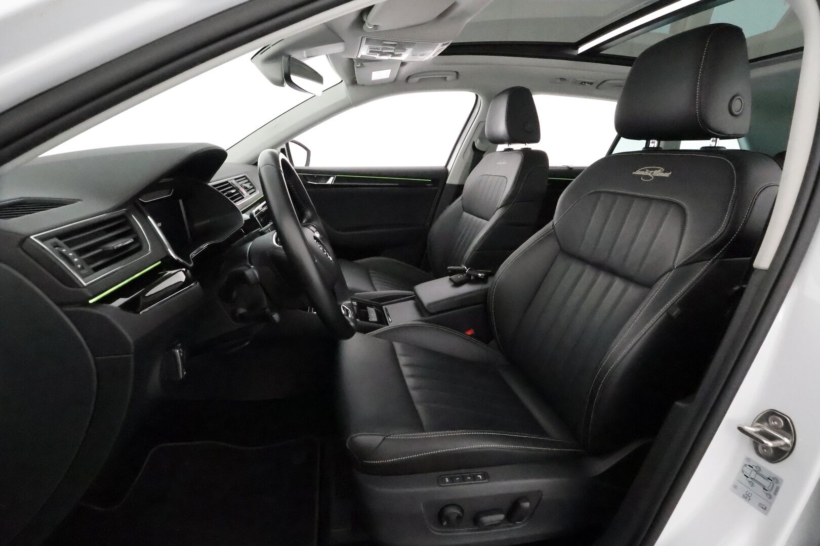 Skoda Superb 2021 Combi 1,4TSI PHEV L&K iV DSG **Webasto / Canton / Panorama / ACC / Matrix-LED / 360° / Ilmastoitu&Hierova Muistipenkki** - 1-om Suomi-auto / 2x Latauskaapelit / Kahdet Renkaat / Merkkihuollettu!