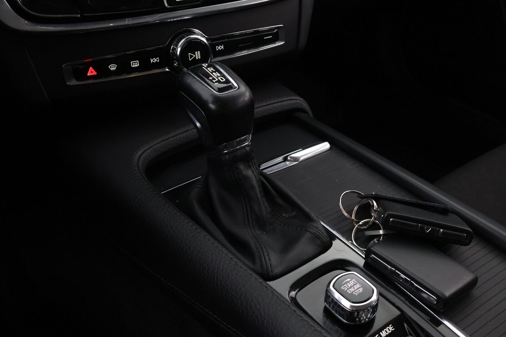 Volvo V90 2017 T5 Momentum Bi-Fuel aut * Webasto / Koukku / Adapt.Vakkari / Navi / Puolinahkasisusta / Juuri Saapunut! - Sähköluukku / Digimittaristo / Uudenveroiset talvirenkaat!
