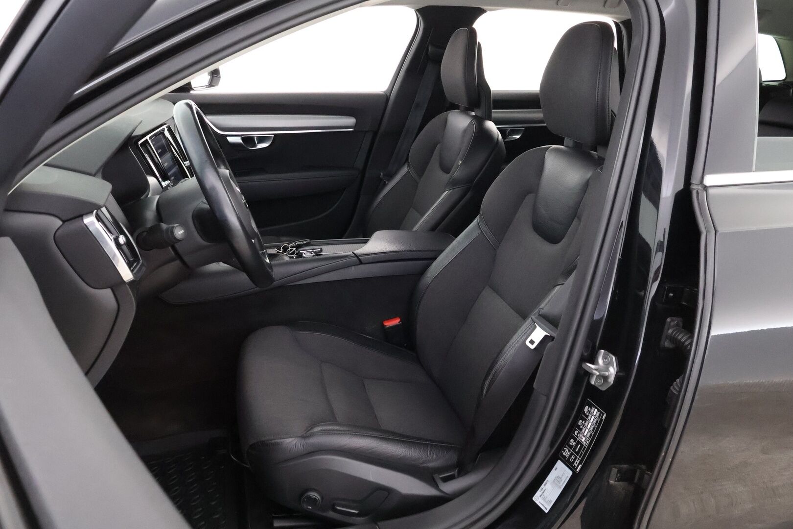 Volvo V90 2017 T5 Momentum Bi-Fuel aut * Webasto / Koukku / Adapt.Vakkari / Navi / Puolinahkasisusta / Juuri Saapunut! - Sähköluukku / Digimittaristo / Uudenveroiset talvirenkaat!