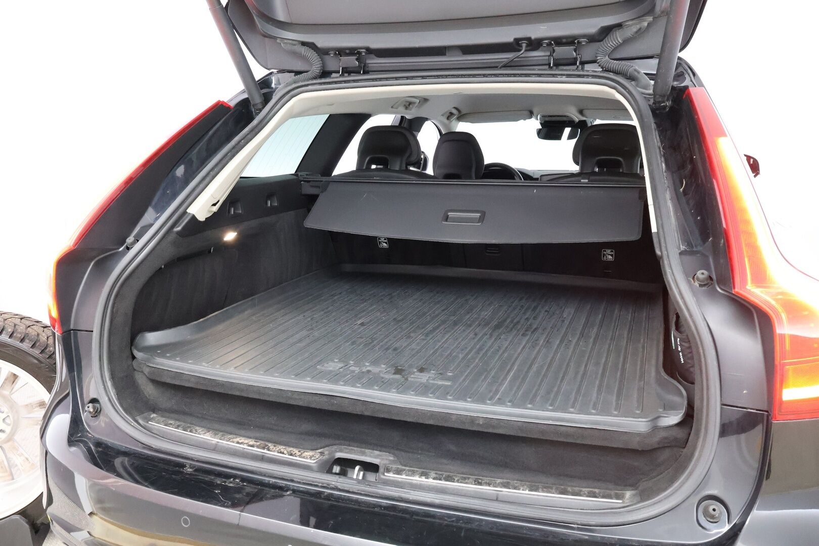 Volvo V90 2018 T5 Momentum Bi-Fuel aut * Webasto / Koukku / Adapt.Vakkari / Navi / Puolinahkasisusta / Juuri Saapunut! - Sähköluukku / Digimittaristo / Uudenveroiset talvirenkaat!