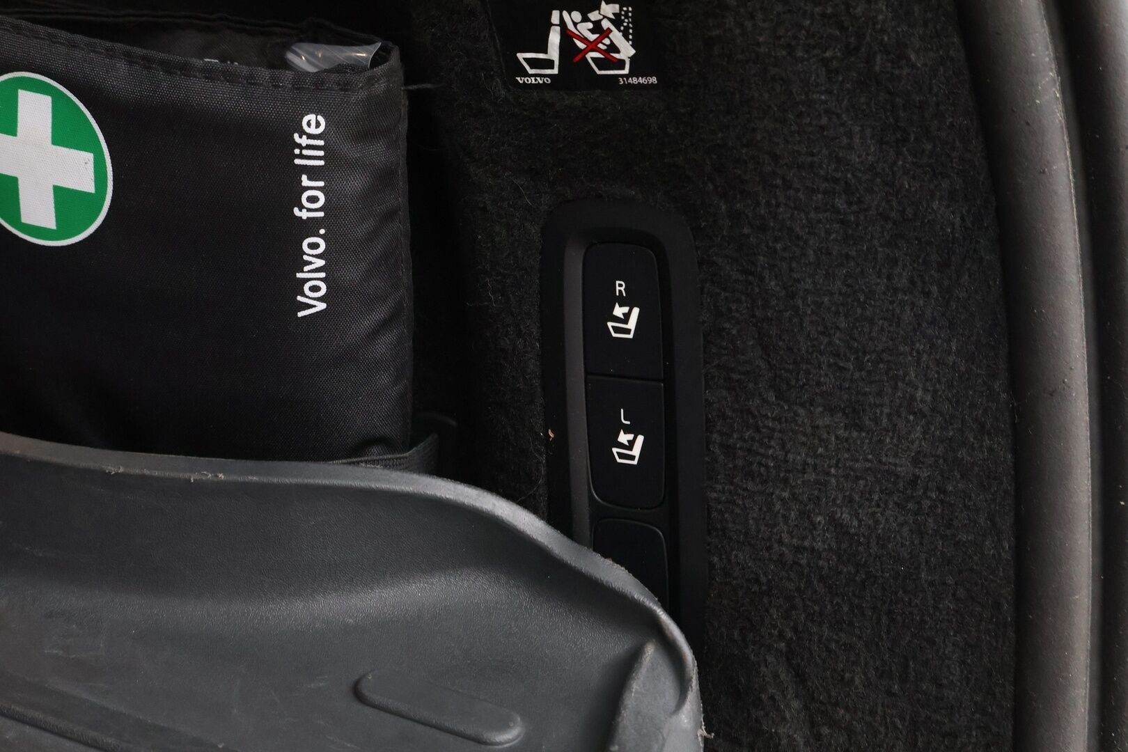 Volvo V90 2018 T5 Momentum Bi-Fuel aut * Webasto / Koukku / Adapt.Vakkari / Navi / Puolinahkasisusta / Juuri Saapunut! - Sähköluukku / Digimittaristo / Uudenveroiset talvirenkaat / Jakopää hiljattain tehty! - HULLUT JOULUT KORKOTARJOUS 2,49% 