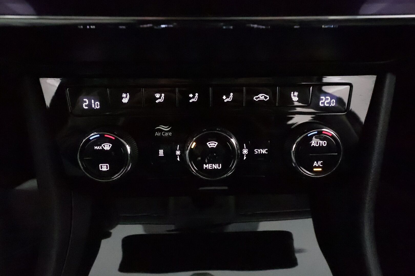 Skoda Superb 2021 Combi 1,4 TSI PHEV L&K iV DSG *Canton / Koukku / Panorama / ACC / Matrix-LED / 360° / Hierova&Ilmastoitu Muistipenkki* - Webasto / Suomi-auto / 2x Latauskaapelit / Kahdet Renkaat / Merkkihuollettu!