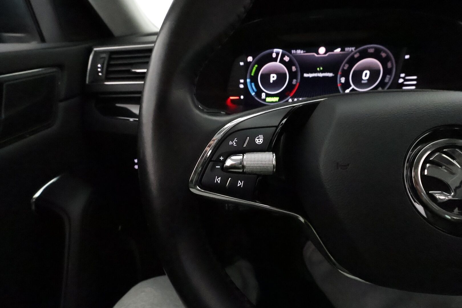 Skoda Superb 2021 Combi 1,4 TSI PHEV L&K iV DSG *Canton / Koukku / Panorama / ACC / Matrix-LED / 360° / Hierova&Ilmastoitu Muistipenkki* - Webasto / Suomi-auto / 2x Latauskaapelit / Kahdet Renkaat / Merkkihuollettu!