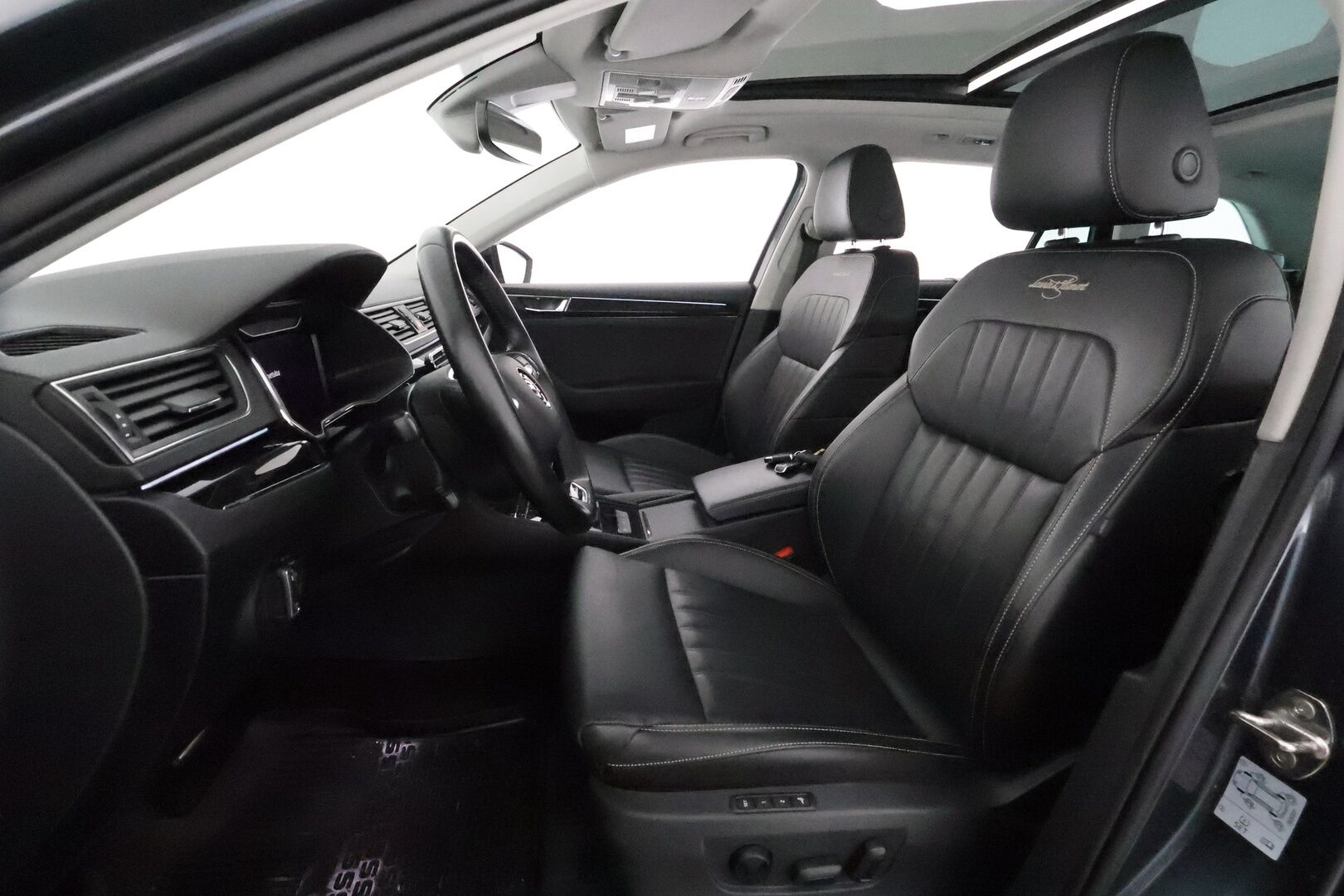 Skoda Superb 2021 Combi 1,4 TSI PHEV L&K iV DSG *Canton / Koukku / Panorama / ACC / Matrix-LED / 360° / Hierova&Ilmastoitu Muistipenkki* - Webasto / Suomi-auto / 2x Latauskaapelit / Kahdet Renkaat / Merkkihuollettu!