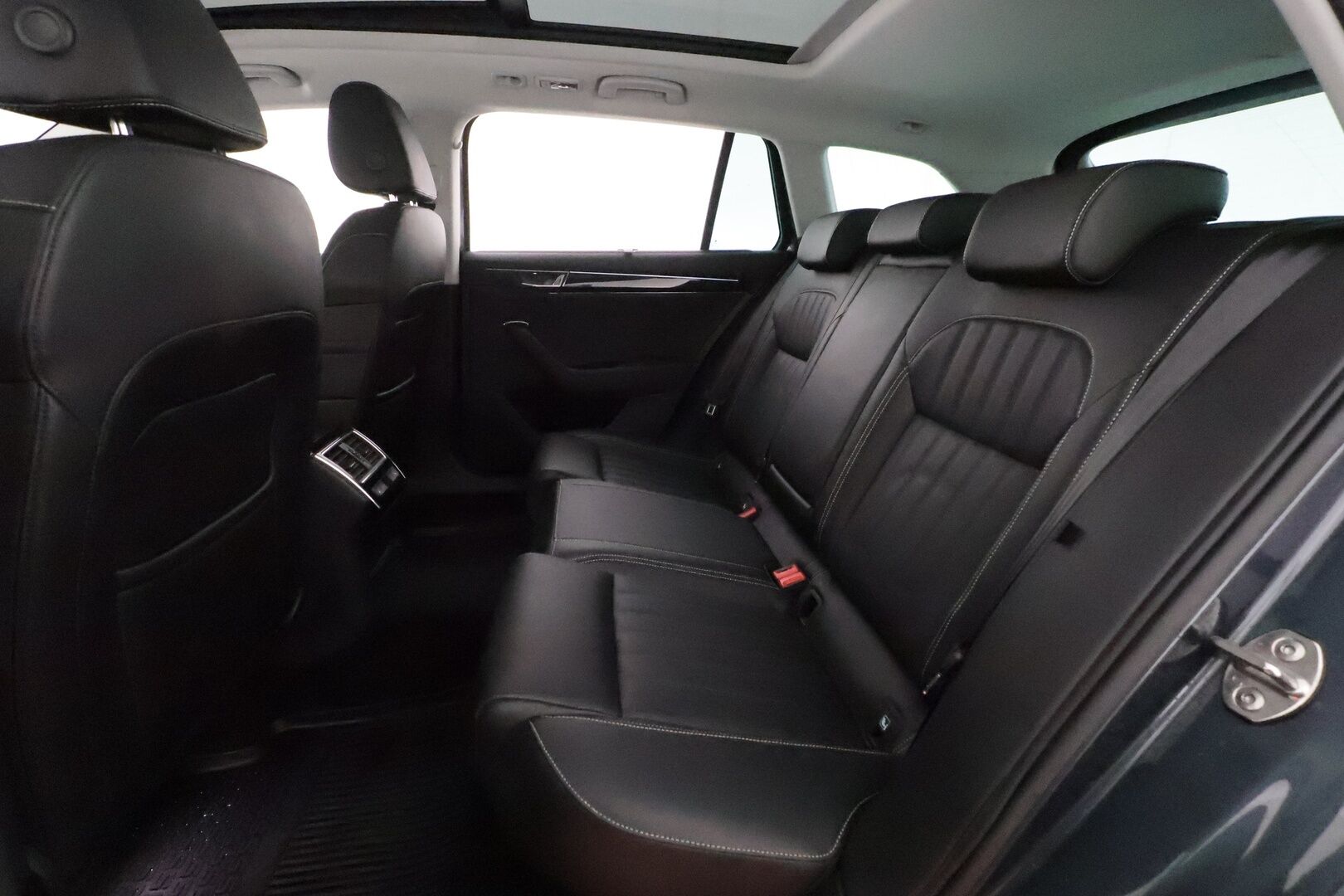 Skoda Superb 2021 Combi 1,4 TSI PHEV L&K iV DSG *Canton / Koukku / Panorama / ACC / Matrix-LED / 360° / Hierova&Ilmastoitu Muistipenkki* - Webasto / Suomi-auto / 2x Latauskaapelit / Kahdet Renkaat / Merkkihuollettu!