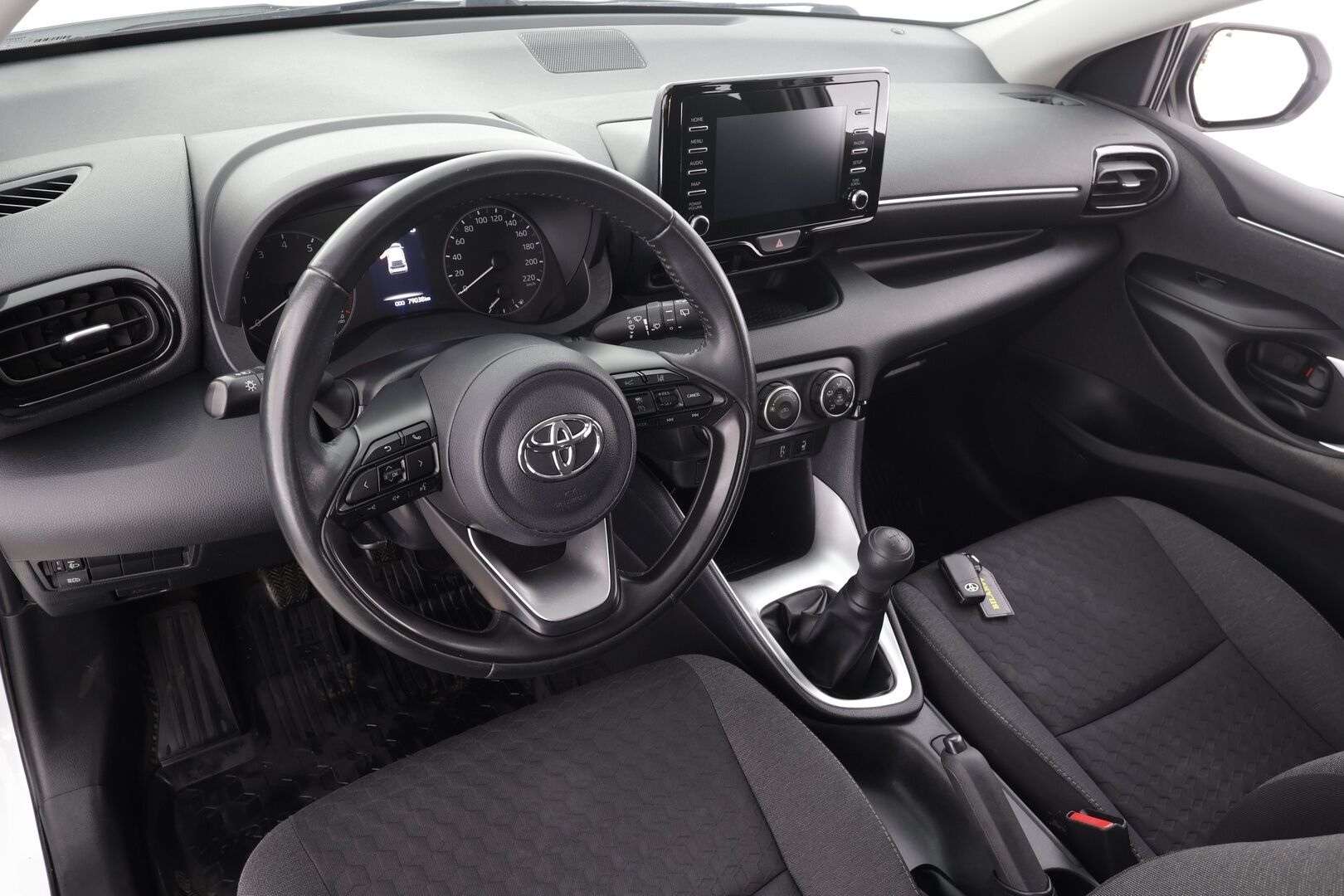 Toyota Yaris 2021 1,0 VVT-i Life * 1.Om Suomi-auto / Adapt vakkari / Bluetooth / Kaistavahti / 2xRenkaat * - Talveksi tuoreet Nokian nastat / Taloudellinen käyttöauto / ALV