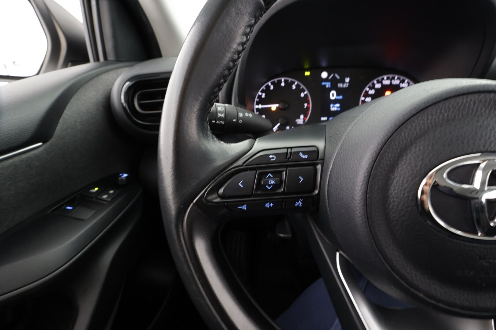 Toyota Yaris 2021 1,0 VVT-i Life * 1.Om Suomi-auto / ACC / Bluetooth / Kaistavahti / 2xRenkaat * - HULLUT JOULUT KORKOTARJOUS 2,49% 