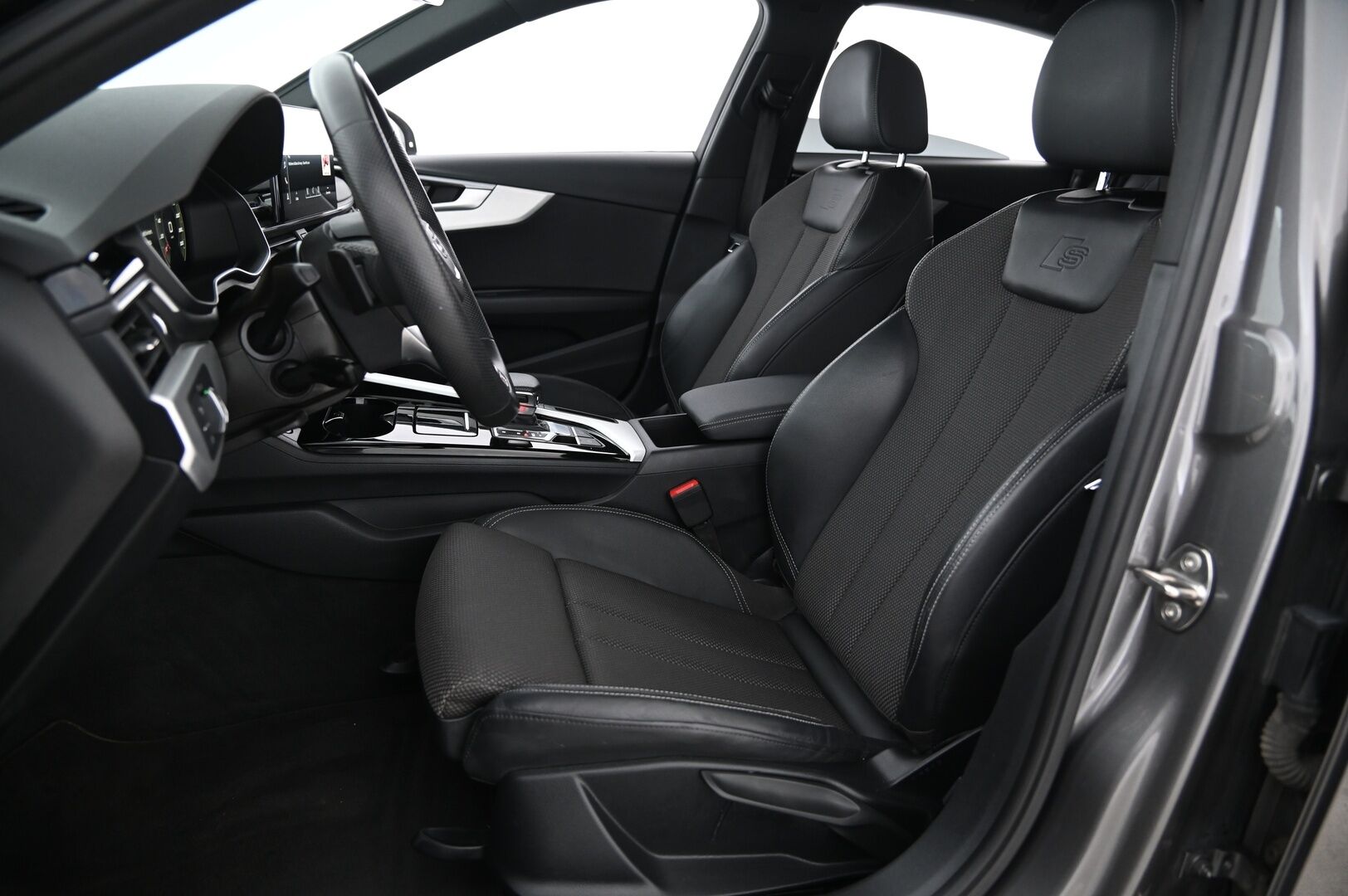 Audi A4 2021 Sedan Business 35 TFSI 110kW MHEV S tronic / Webasto / Adapt.Vakkari / Digimittaristo / Koukku / KeyLessGo / S-Line-sisätilapaketti / - *Siisti / Hyvät huollot*