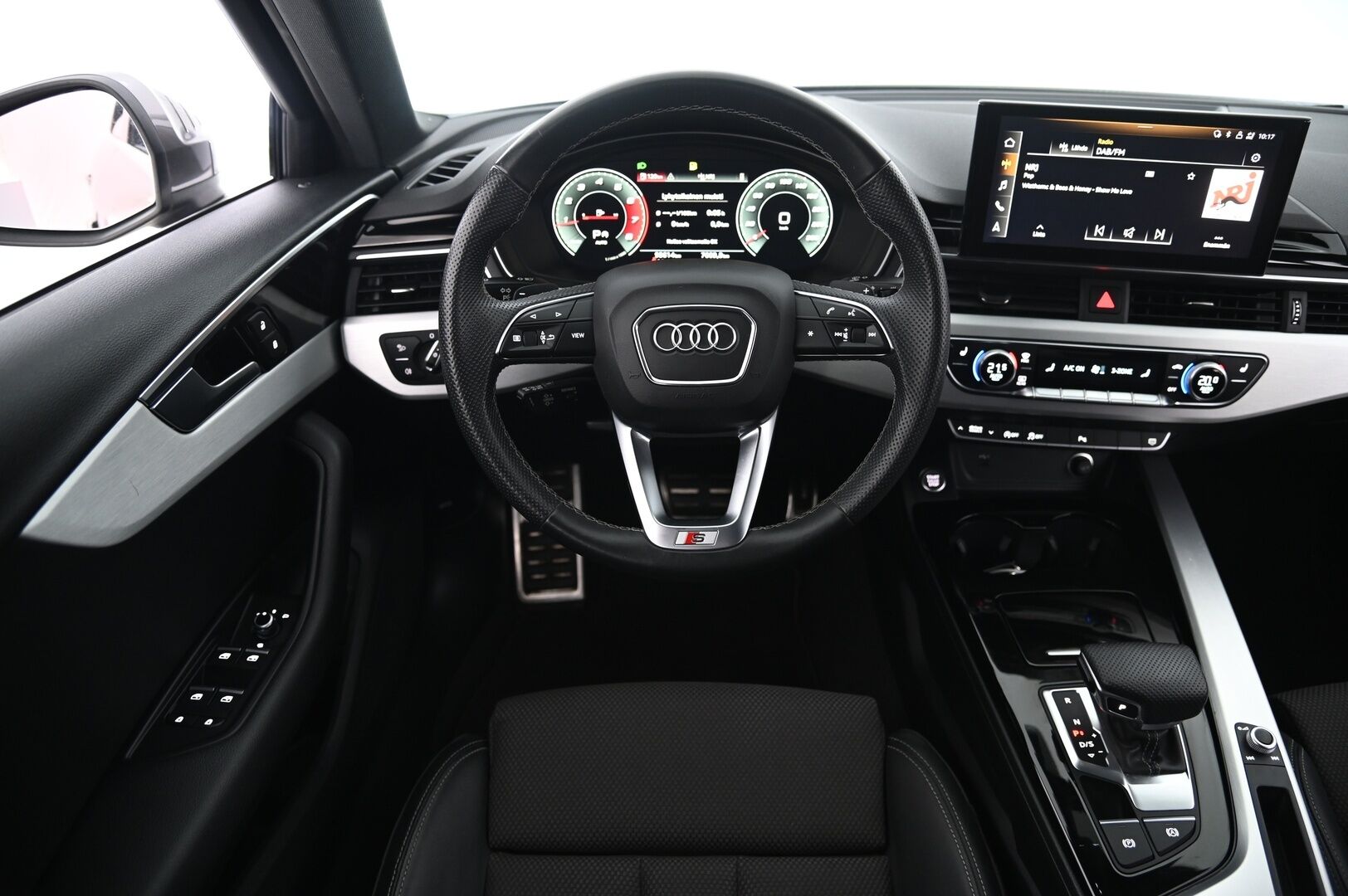 Audi A4 2021 Sedan Business 35 TFSI 110kW MHEV S tronic / Webasto / Adapt.Vakkari / Digimittaristo / Koukku / KeyLessGo / S-Line-sisätilapaketti / - *Siisti / Hyvät huollot*