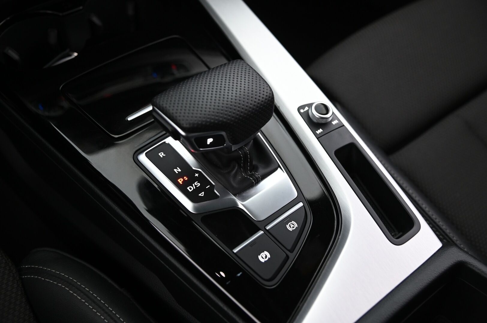 Audi A4 2021 Sedan Business 35 TFSI 110kW MHEV S tronic / Webasto / Adapt.Vakkari / Digimittaristo / Koukku / KeyLessGo / S-Line-sisätilapaketti / - *Siisti / Hyvät huollot*