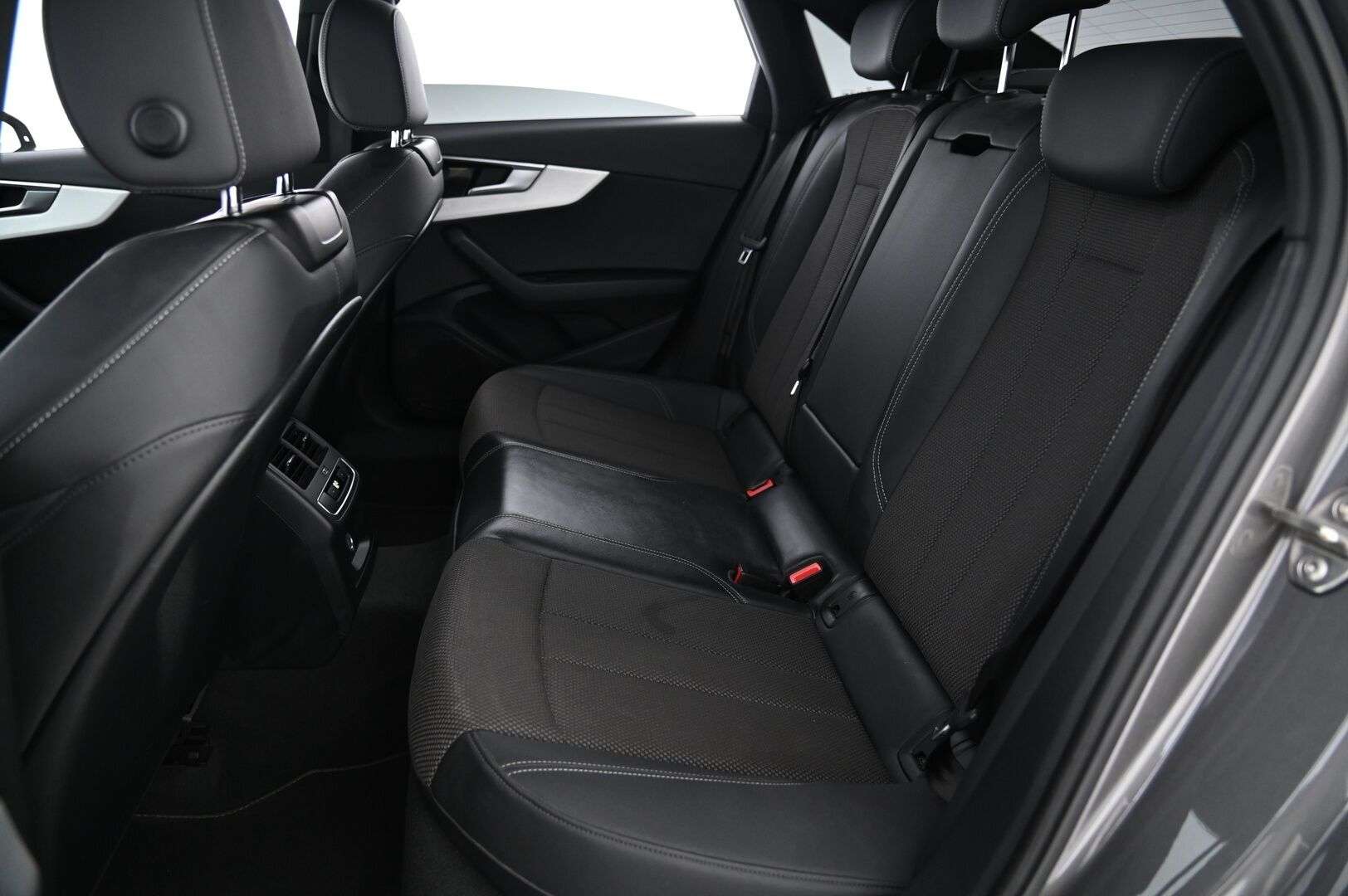 Audi A4 2021 Sedan Business 35 TFSI 110kW MHEV S tronic / Webasto / Adapt.Vakkari / Digimittaristo / Koukku / KeyLessGo / S-Line-sisätilapaketti / - *Siisti / Hyvät huollot*