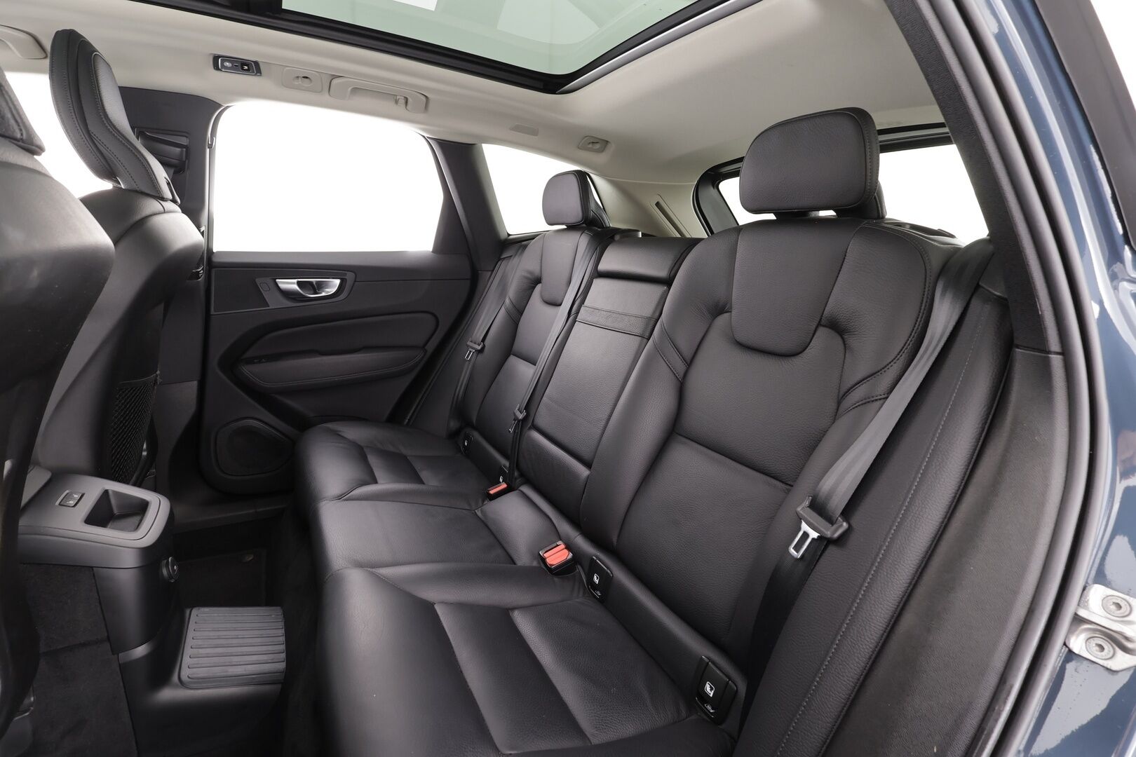 Volvo XC60 2021 T6 TwE AWD Business Inscription aut. * ACC / P.kamera / Panorama / LED / Navi / Koukku / Webasto / Muistipenkki * - BLIS / KeylessGo / Nahat / 1.Om Suomi-auto / Kahdet renkaat aluvanteilla / Merkkihuollettu - HULLU BLACKWEEK KORKOTARJOUS 2,49%