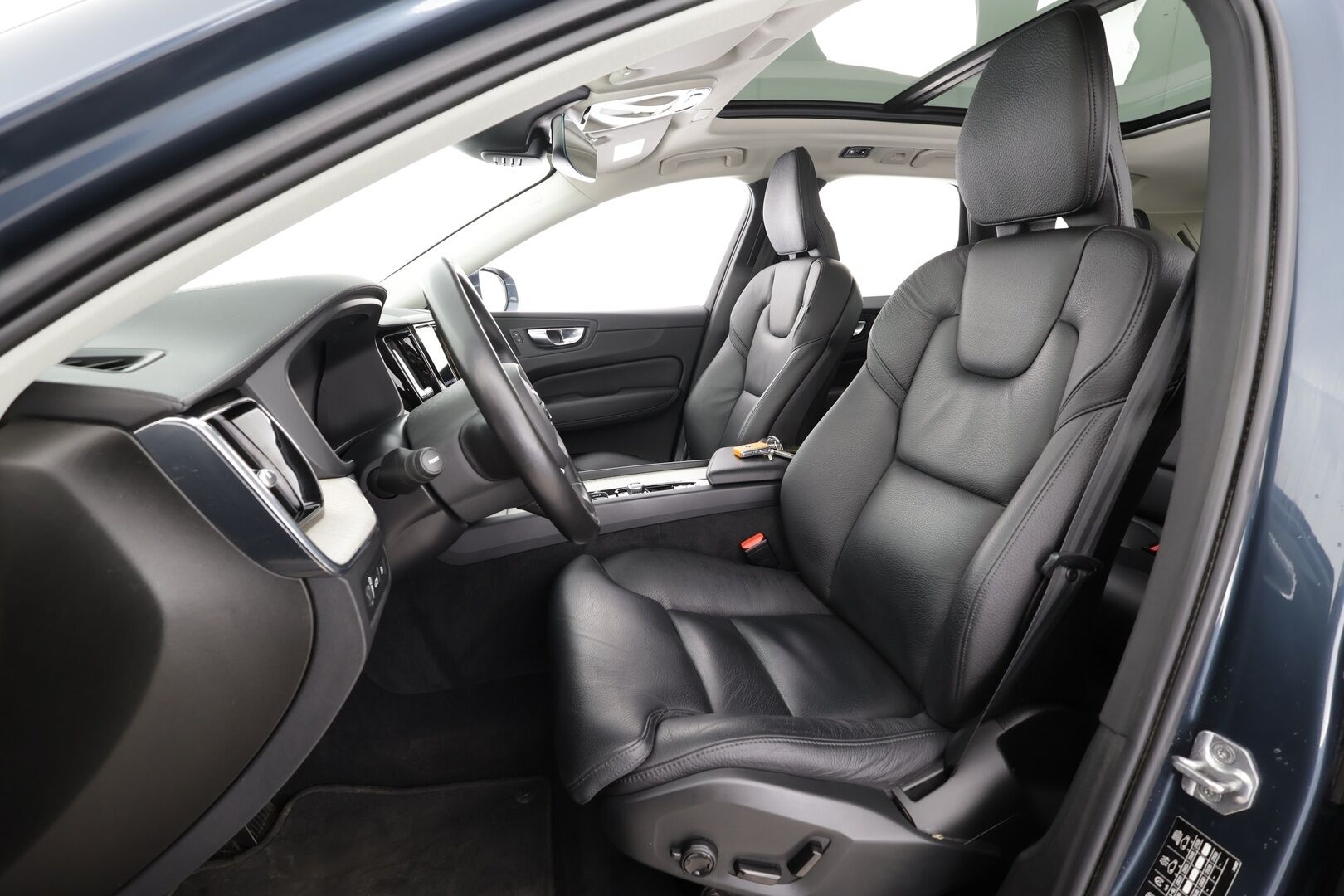 Volvo XC60 2021 T6 TwE AWD Business Inscription aut. * ACC / P.kamera / Panorama / LED / Navi / Koukku / Webasto / Muistipenkki * - BLIS / KeylessGo / Nahat / 1.Om Suomi-auto / Kahdet renkaat aluvanteilla / Merkkihuollettu - HULLU BLACKWEEK KORKOTARJOUS 2,49%