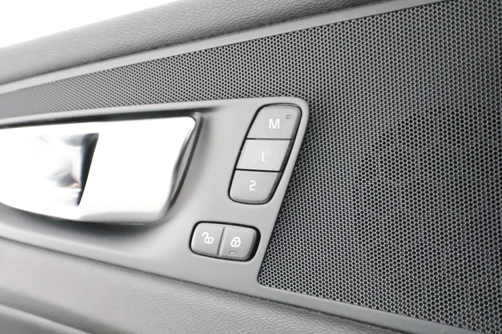 Volvo XC60 2021 T6 TwE AWD Business Inscription aut. * ACC / P.kamera / Panorama / LED / Navi / Koukku / Webasto / Muistipenkki * - BLIS / KeylessGo / Nahat / 1.Om Suomi-auto / Kahdet renkaat aluvanteilla / Merkkihuollettu - HULLU BLACKWEEK KORKOTARJOUS 2,49%