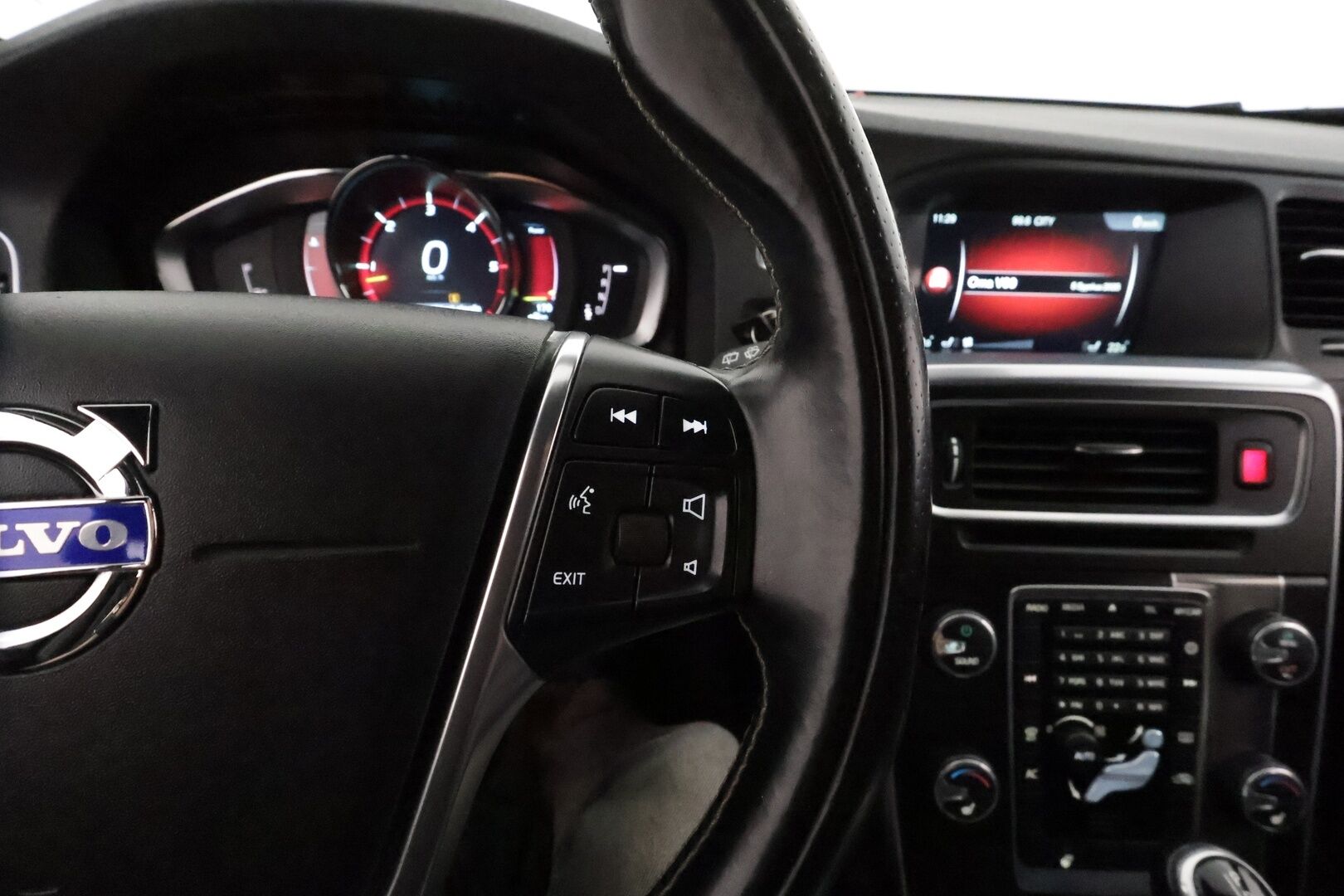 Volvo V60 2014 D4 AWD R-Design Edition aut **Vakkari / Webasto / Muistipenkki / P.tutka / Nahka-Alcantara / Sporttipenkit / Koukku** - Kahdet renkaat aluvanteilla