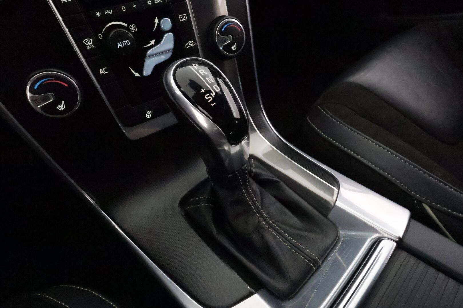 Volvo V60 2014 D4 AWD R-Design Edition aut **Vakkari / Webasto / Muistipenkki / P.tutka / Nahka-Alcantara / Sporttipenkit / Koukku** - Kahdet renkaat aluvanteilla