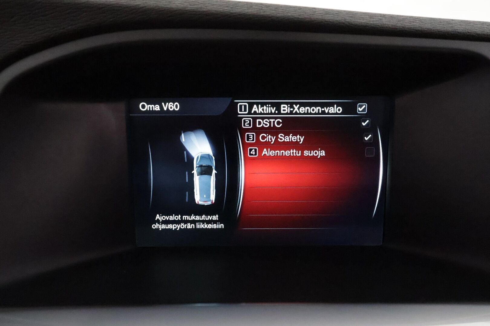 Volvo V60 2014 D4 AWD R-Design Edition aut **Vakkari / Webasto / Muistipenkki / P.tutka / Nahka-Alcantara / Sporttipenkit / Koukku** - Kahdet renkaat aluvanteilla