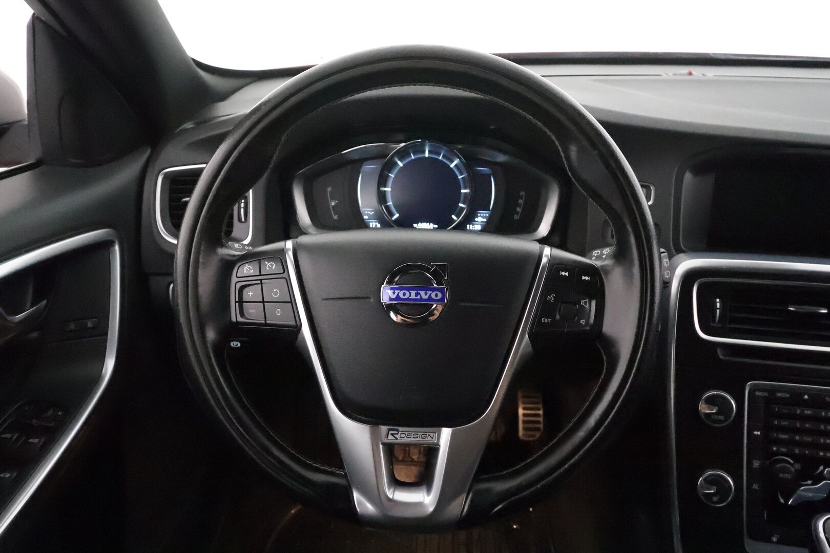 Volvo V60 2014 D4 AWD R-Design Edition aut **Vakkari / Webasto / Muistipenkki / P.tutka / Nahka-Alcantara / Sporttipenkit / Koukku** - Kahdet renkaat aluvanteilla