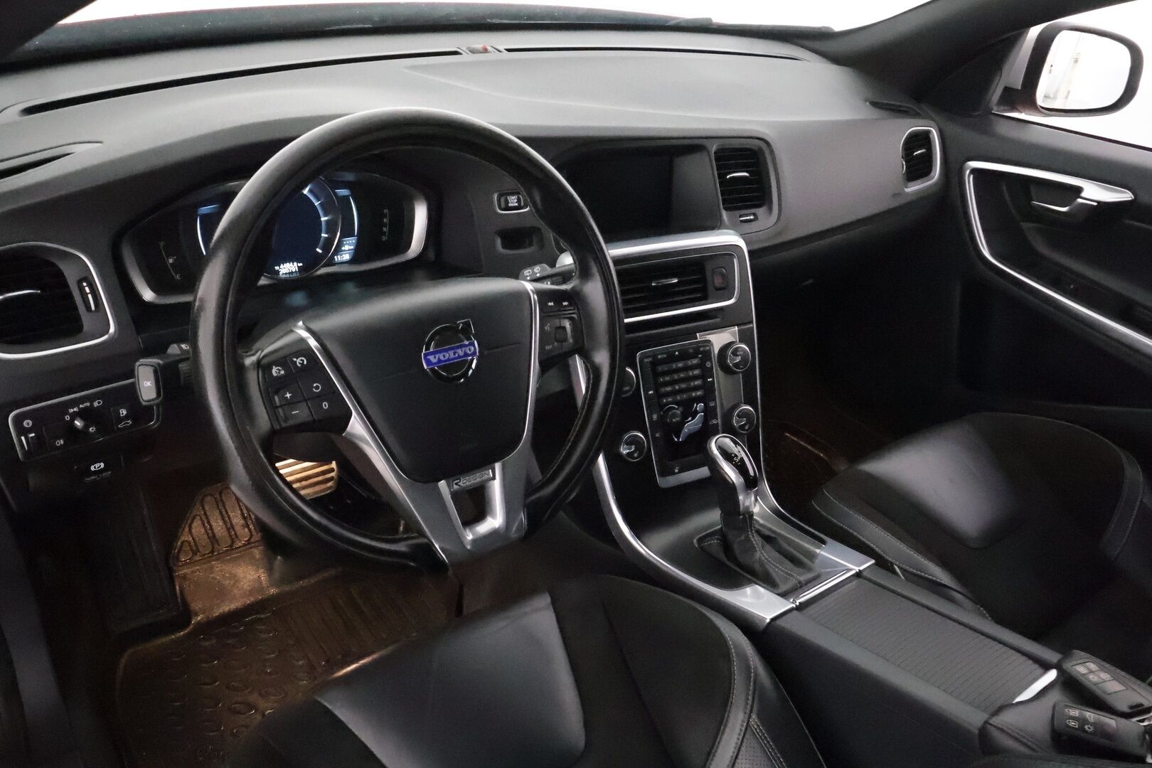 Volvo V60 2014 D4 AWD R-Design Edition aut **Vakkari / Webasto / Muistipenkki / P.tutka / Nahka-Alcantara / Sporttipenkit / Koukku** - Kahdet renkaat aluvanteilla