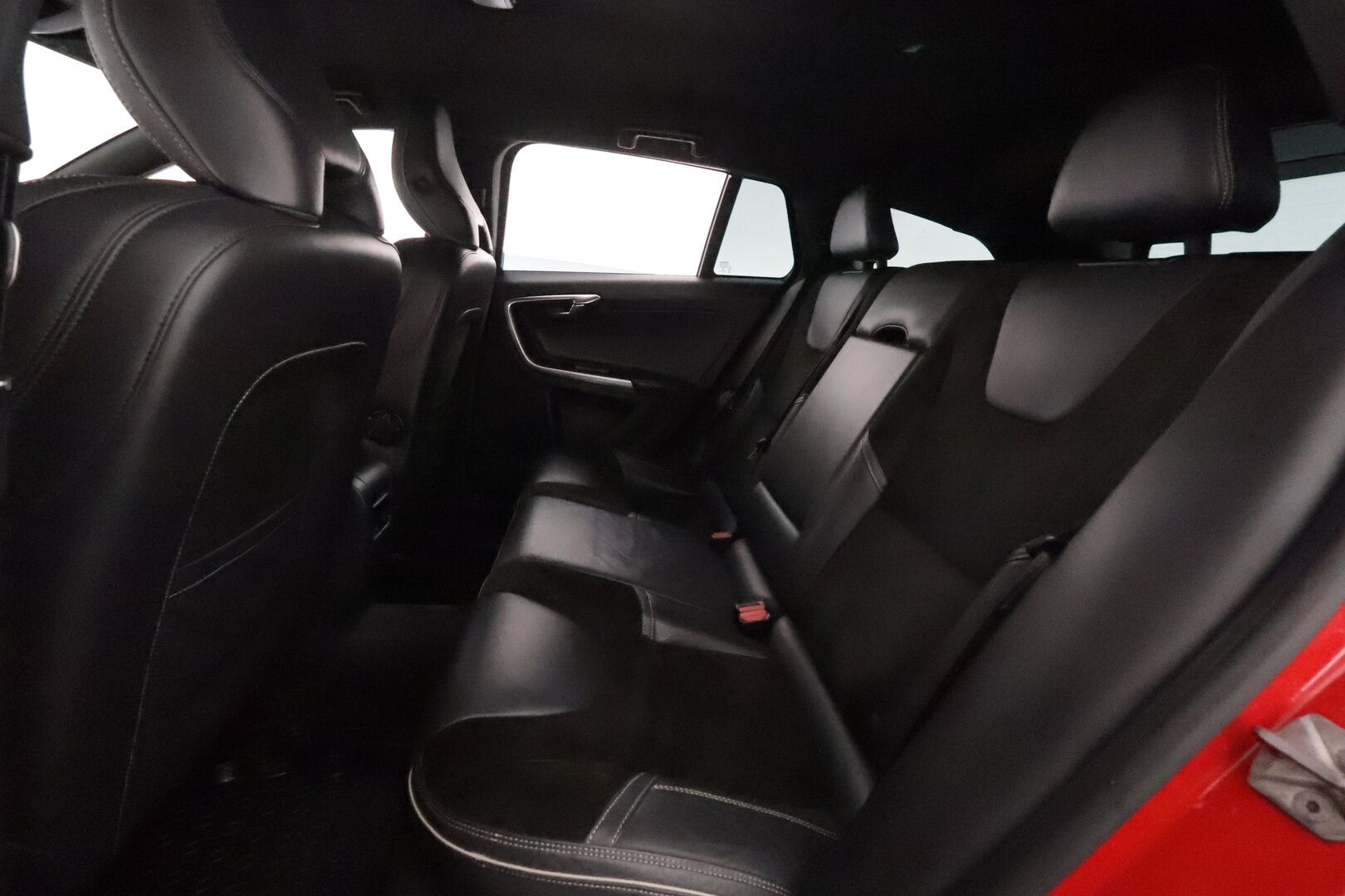 Volvo V60 2014 D4 AWD R-Design Edition aut **Vakkari / Webasto / Muistipenkki / P.tutka / Nahka-Alcantara / Sporttipenkit / Koukku** - Kahdet renkaat aluvanteilla