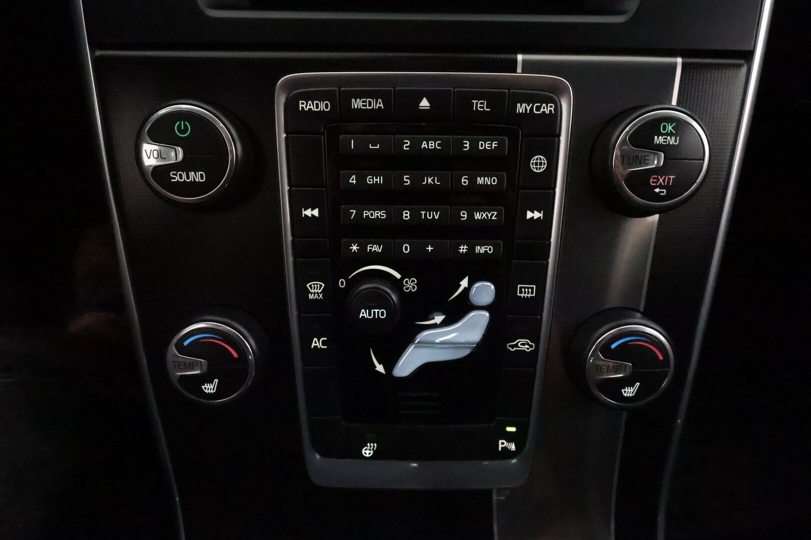 Volvo V60 2014 D4 AWD R-Design Edition aut **Vakkari / Webasto / Muistipenkki / P.tutka / Nahka-Alcantara / Sporttipenkit / Koukku** - Kahdet renkaat aluvanteilla