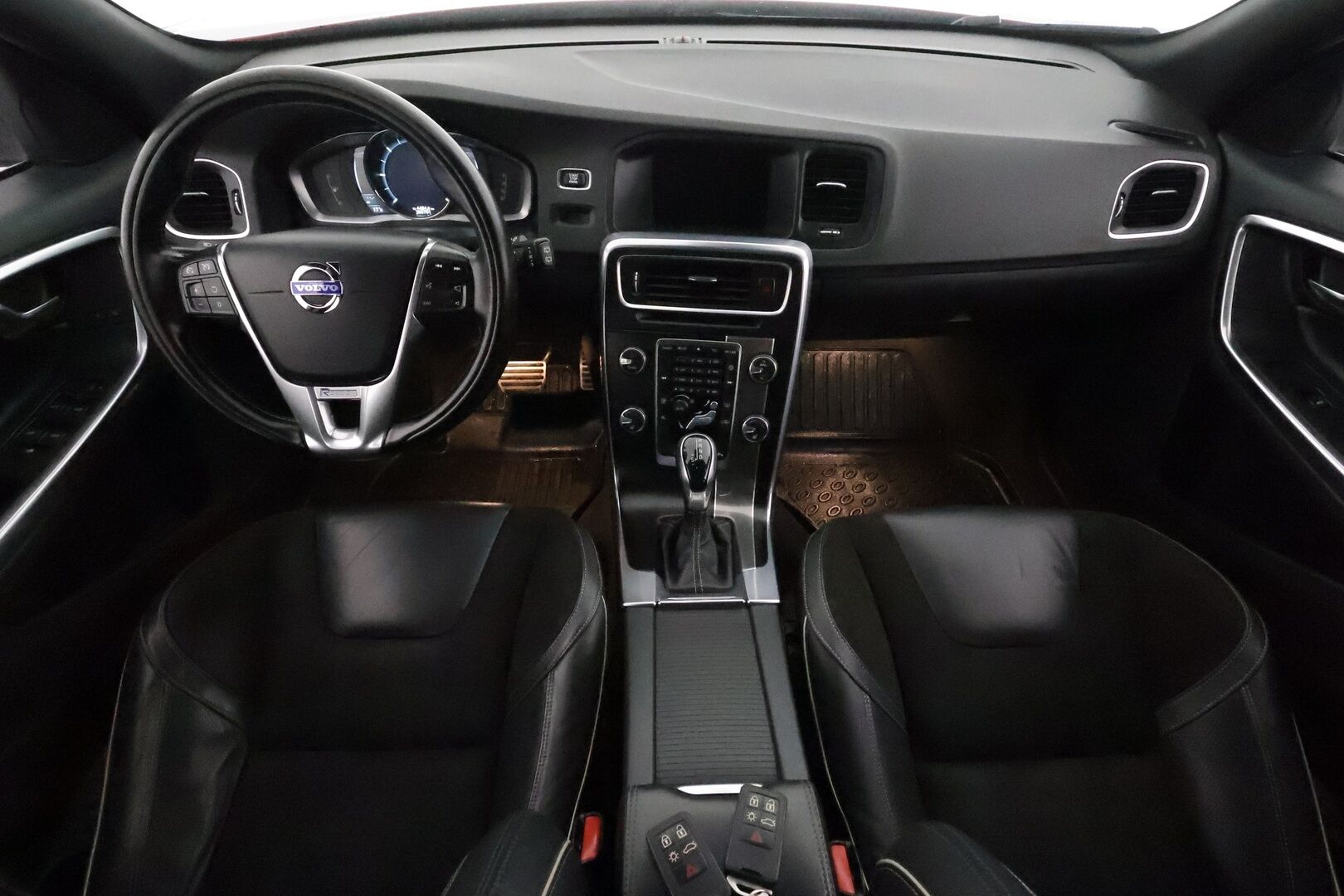 Volvo V60 2014 D4 AWD R-Design Edition aut **Vakkari / Webasto / Muistipenkki / P.tutka / Nahka-Alcantara / Sporttipenkit / Koukku** - Kahdet renkaat aluvanteilla