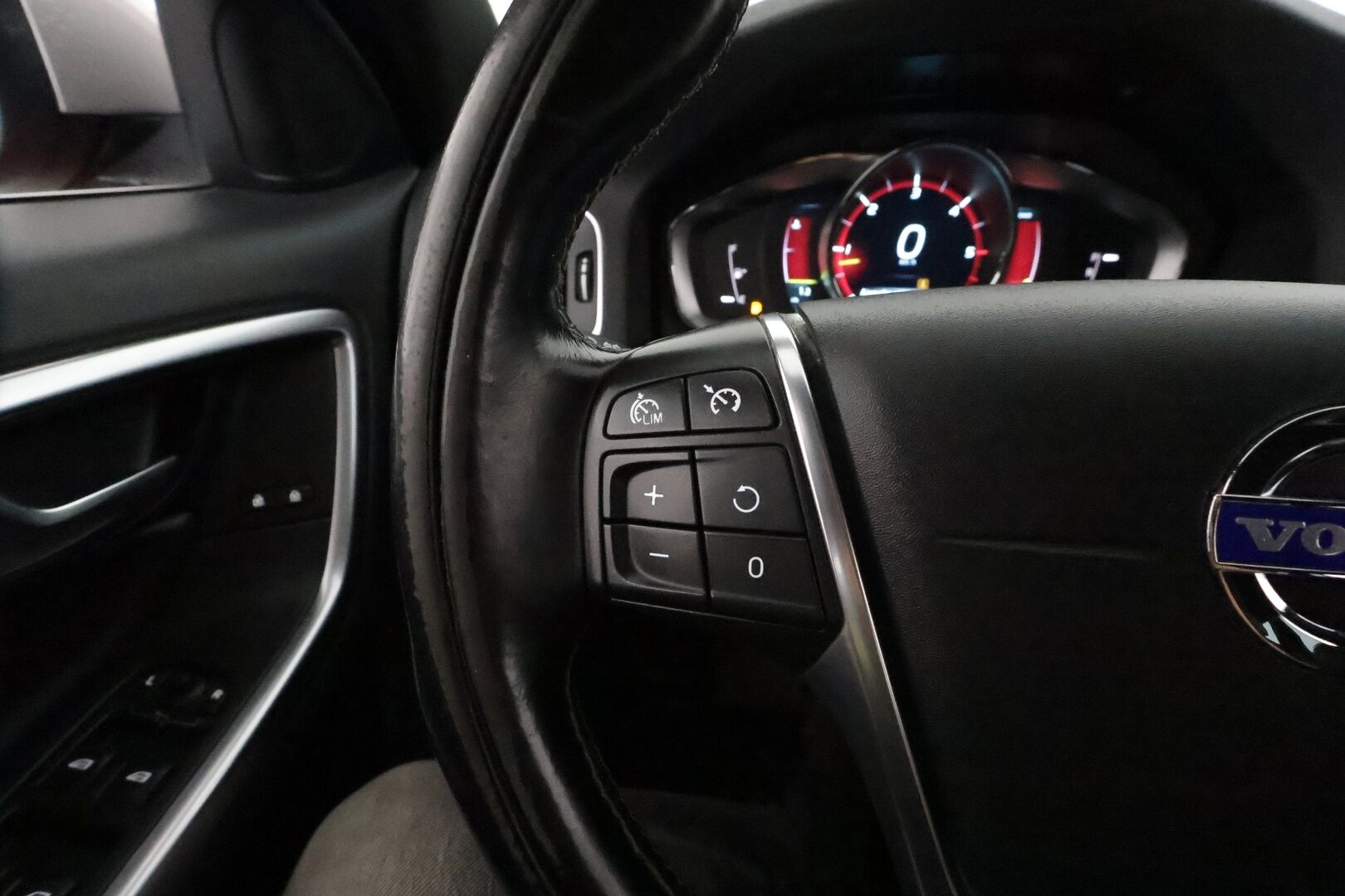 Volvo V60 2014 D4 AWD R-Design Edition aut **Vakkari / Webasto / Muistipenkki / P.tutka / Nahka-Alcantara / Sporttipenkit / Koukku** - Kahdet renkaat aluvanteilla