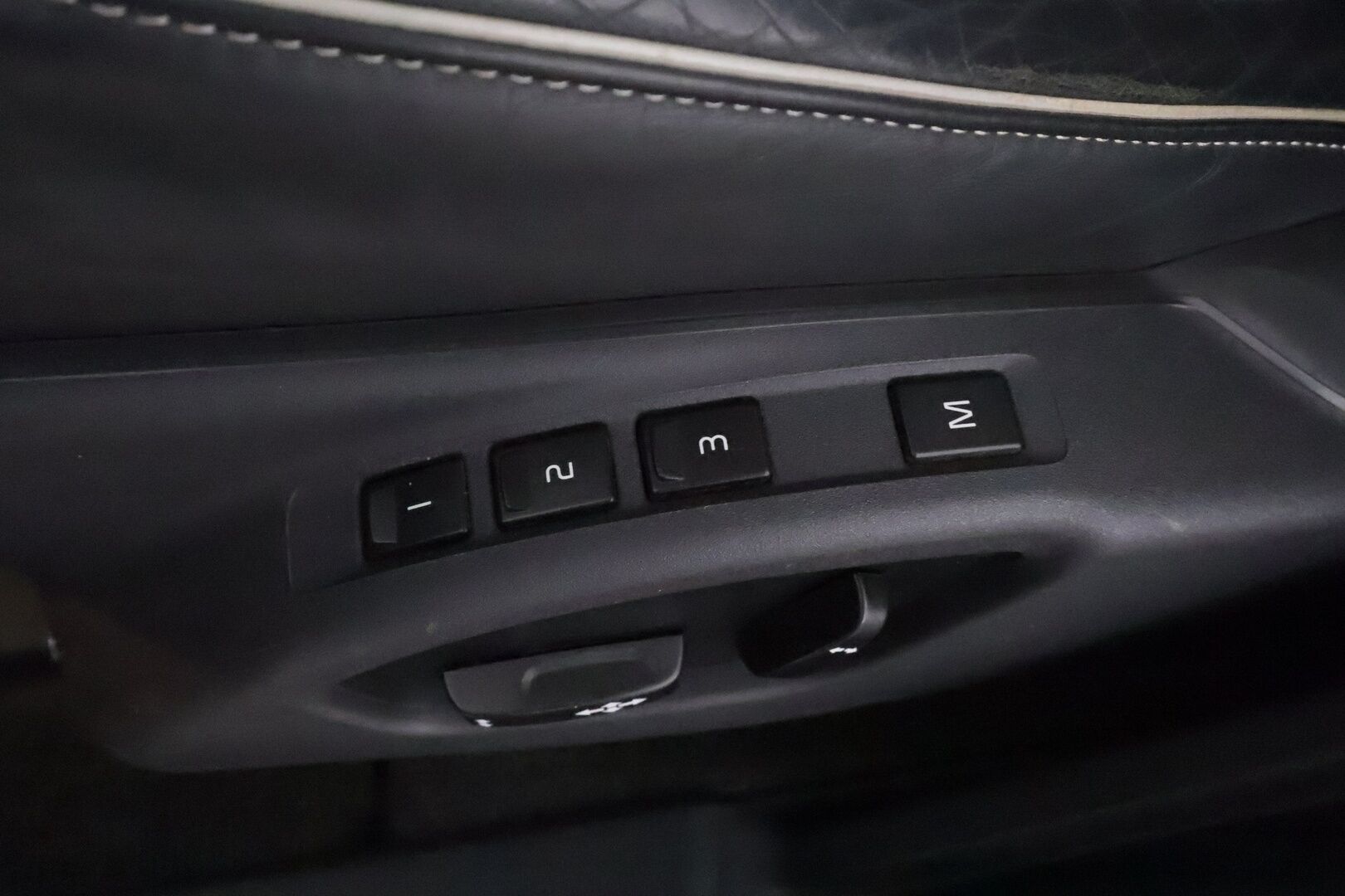 Volvo V60 2014 D4 AWD R-Design Edition aut **Vakkari / Webasto / Muistipenkki / P.tutka / Nahka-Alcantara / Sporttipenkit / Koukku** - Kahdet renkaat aluvanteilla