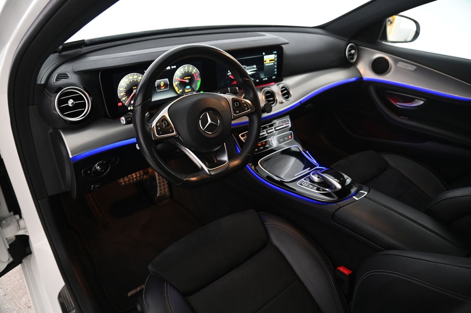 Mercedes-Benz E 2018 350 e A Premium Business AMG - Widescreen | P.kamera | Ambient | Navi | 2x renkaat&alumiinivanteet | Juuri Katsastettu!