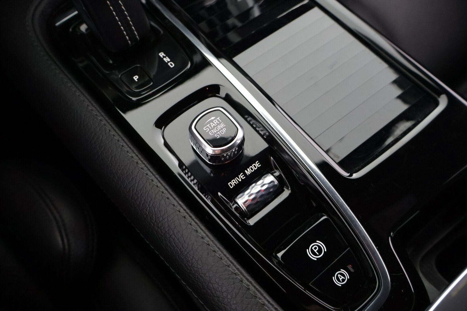 Volvo V60 2020 T6 Twin Engine AWD Business R-Design aut - | Webasto | Koukku | ACC | Nahat | Muistipenkki | Keyless | Digimittaristo | Lämmitettävä ratti | CarPlay | 19" |