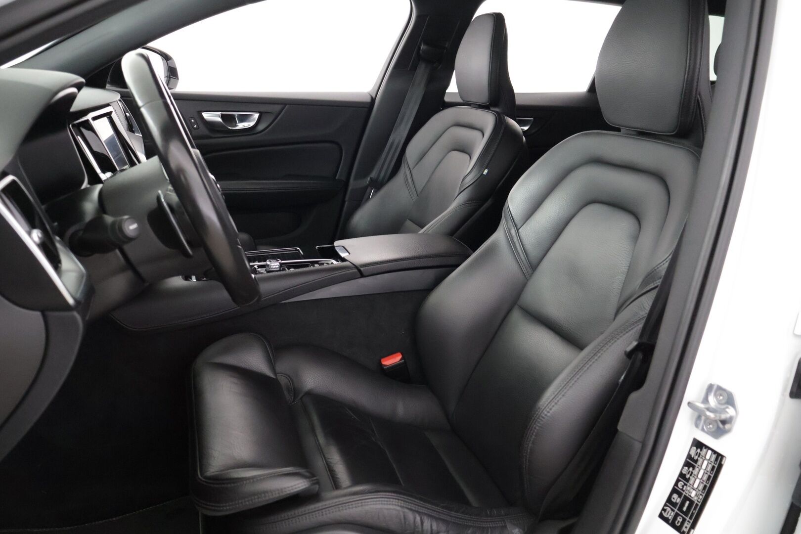 Volvo V60 2020 T6 Twin Engine AWD Business R-Design aut - | Webasto | Koukku | ACC | Nahat | Muistipenkki | Keyless | Digimittaristo | Lämmitettävä ratti | CarPlay | 19" |