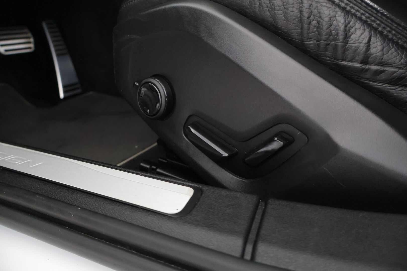 Volvo V60 2020 T6 Twin Engine AWD Business R-Design aut - | Webasto | Koukku | ACC | Nahat | Muistipenkki | Keyless | Digimittaristo | Lämmitettävä ratti | CarPlay | 19" |