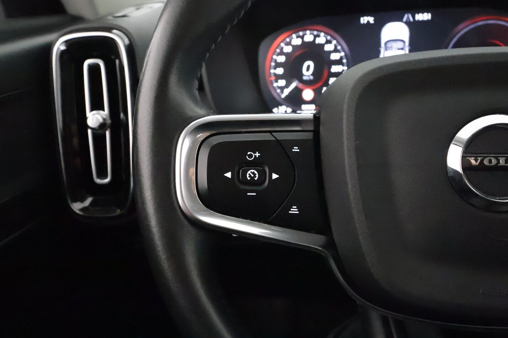 Volvo XC40 2021 T4 TwE Business Inscription Expression aut - 1OM Suomiauto / Adapt.Vakkari / Vetokoukku / Webasto / Peruutuskamera / Muistipenkki / Ratinlämmitys / Huippuvarusteet!