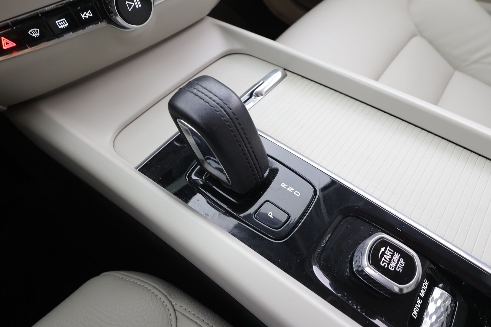 Volvo V60 2021 B3 MHEV Business aut - | ACC | Webasto | Full-LED | Muistipenkki | P.Kamera | Nahat | Keyless | Apple&Android | 1.Om Suomi-auto | Kahdet Renkaat |