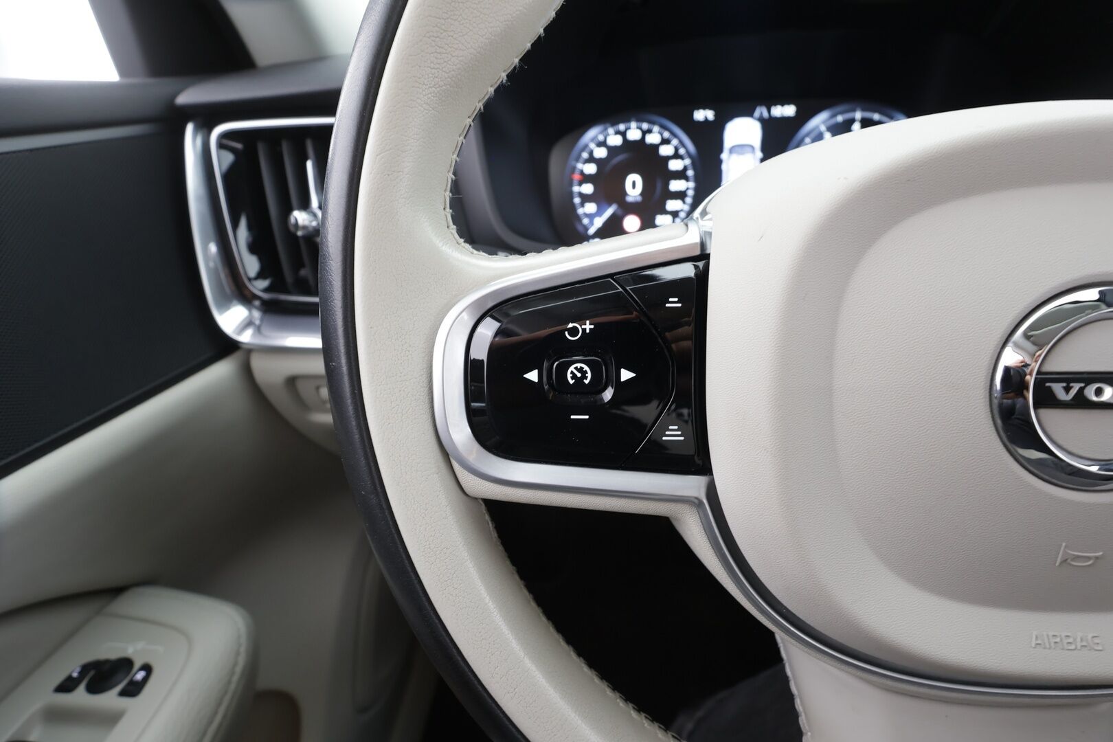 Volvo V60 2021 B3 MHEV Business aut - | ACC | Webasto | Full-LED | Muistipenkki | P.Kamera | Nahat | Keyless | Apple&Android | 1.Om Suomi-auto | Kahdet Renkaat |