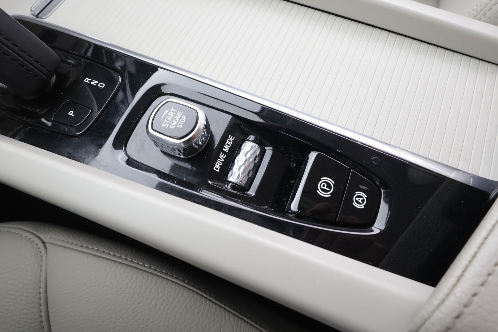 Volvo V60 2021 B3 MHEV Business aut - | ACC | Webasto | Full-LED | Muistipenkki | P.Kamera | Nahat | Keyless | Apple&Android | 1.Om Suomi-auto | Kahdet Renkaat |