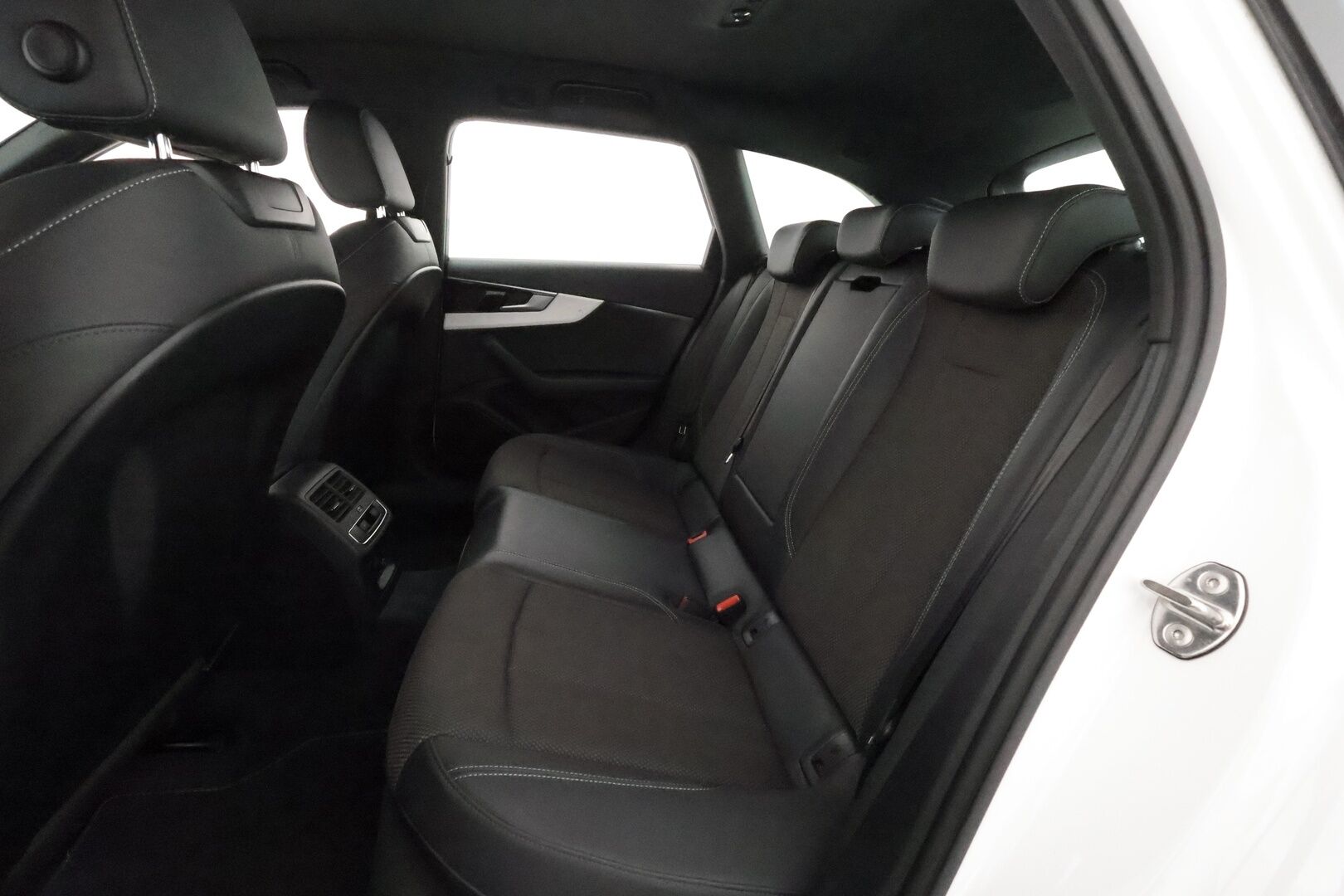 Audi A4 2021 Avant Business Advanced 45 TFSI 180 kW MHEV quattro S tronic **B&O / Koukku / Webasto / Adapt.vakkari / P.kamera** - 3,99 % KORKOTARJOUS TÄHÄN AUTOON - 1-om. Suomi-auto / S Line -sisäpaketti / Matrix LED / Apple&Android / Digimittaristo