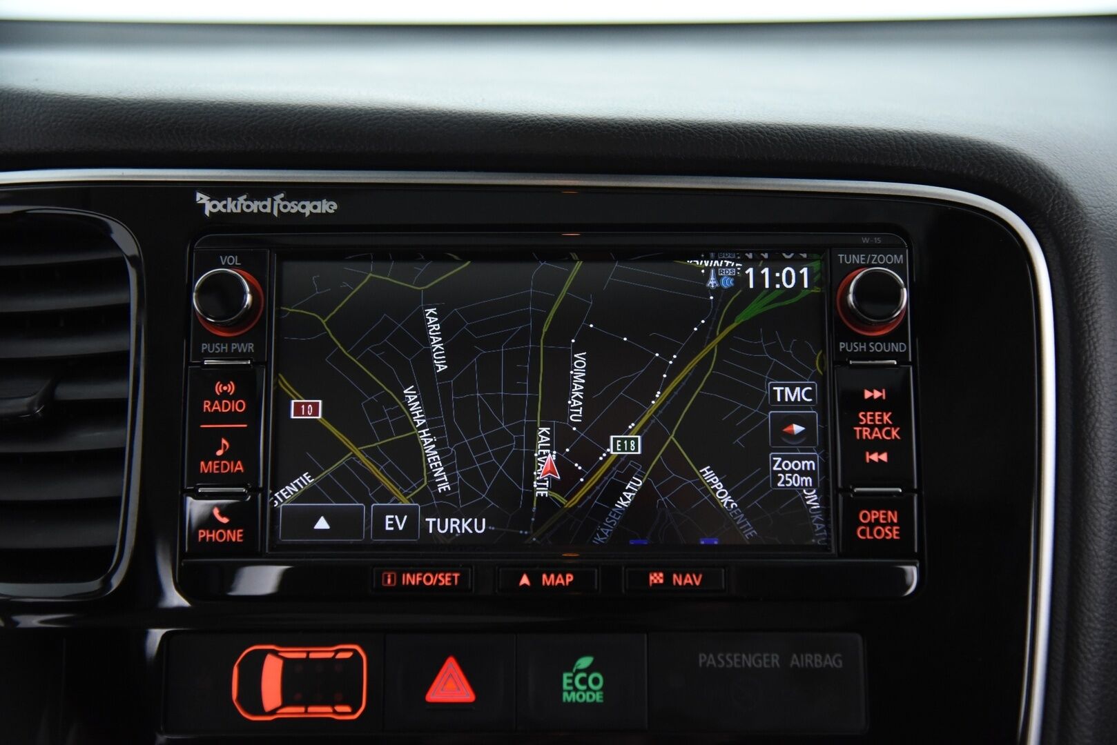 Mitsubishi OUTLANDER PHEV 2016 Instyle Navi 4WD 5P / ACC / Rockford / Ratinlämmitys /  Kattoikkuna / Sähkösäädöt / - Hyvällä huoltohistorialla! / Tulossa myyntiin! 
