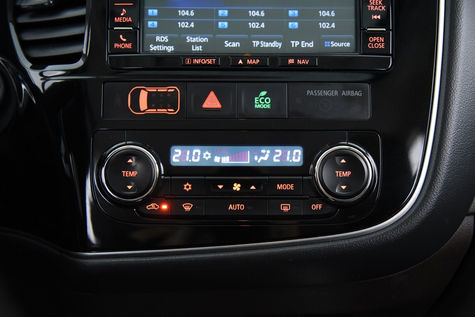Mitsubishi OUTLANDER PHEV 2016 Instyle Navi 4WD 5P / ACC / Rockford / Ratinlämmitys /  Kattoikkuna / Sähkösäädöt / - Hyvällä huoltohistorialla! / Tulossa myyntiin! 