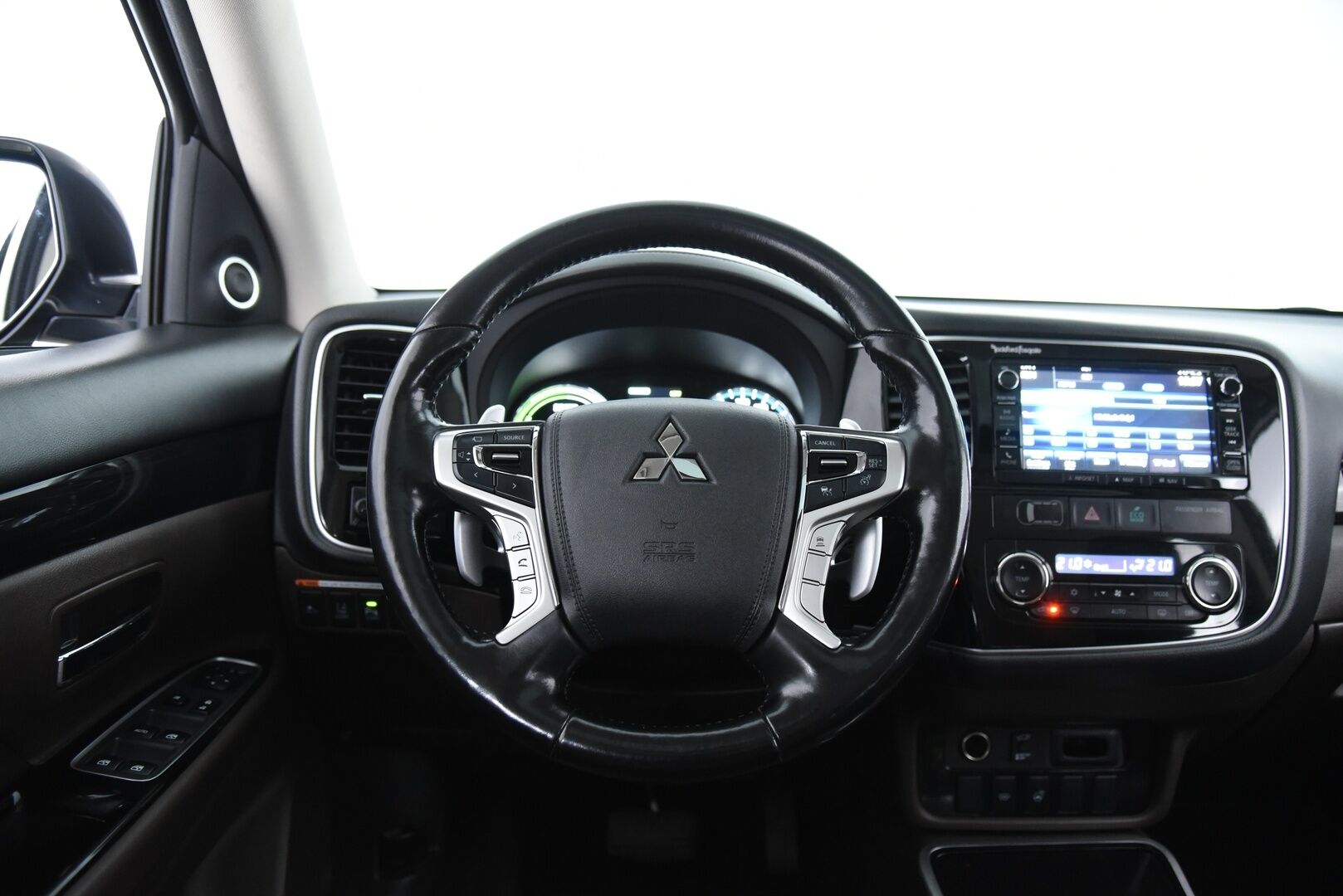 Mitsubishi OUTLANDER PHEV 2016 Instyle Navi 4WD 5P / ACC / Rockford / Ratinlämmitys /  Kattoikkuna / Sähkösäädöt / - Hyvällä huoltohistorialla! / Tulossa myyntiin! 
